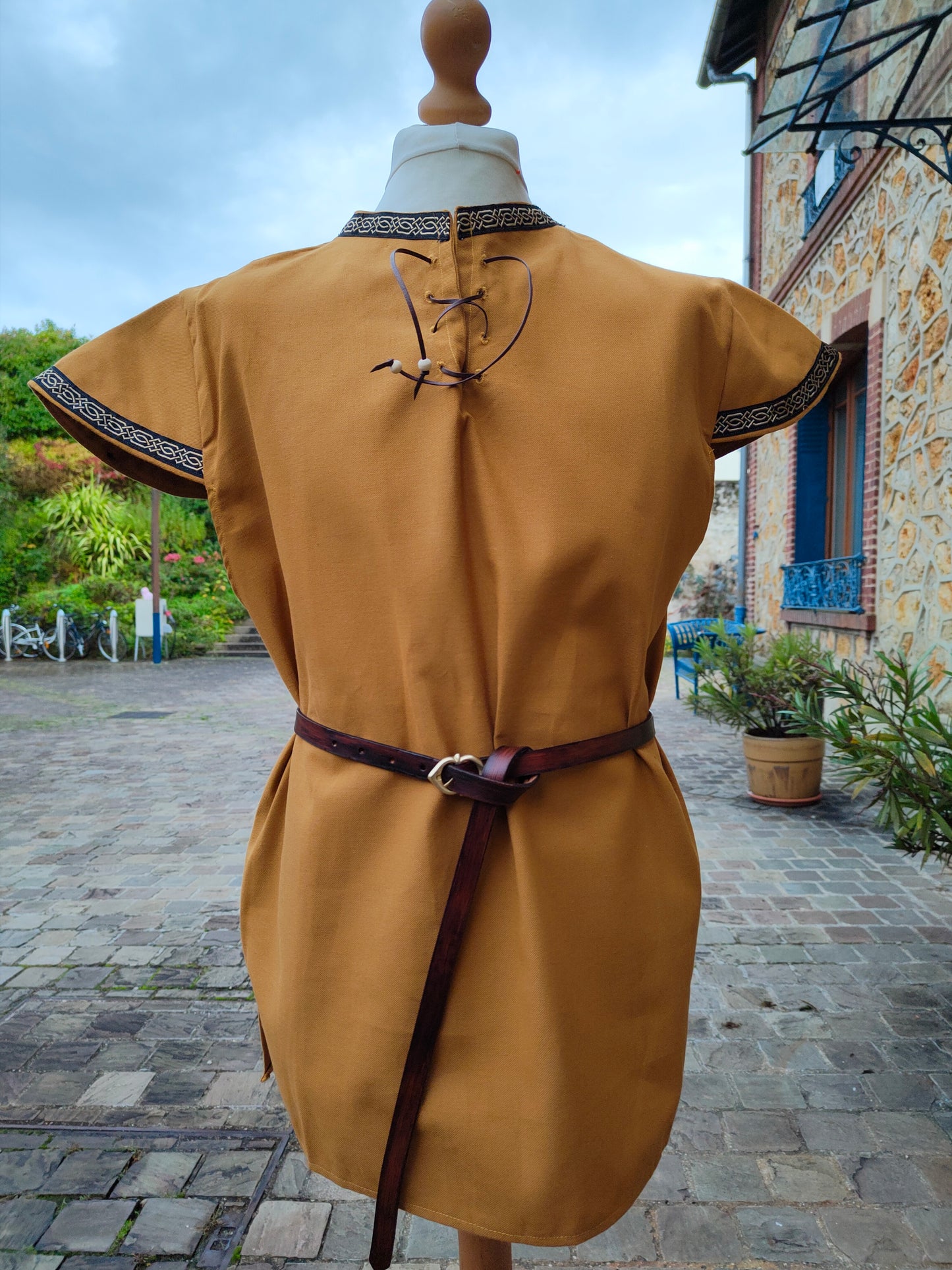Tunique médiévale ou elfique pour homme, couleur ocre.