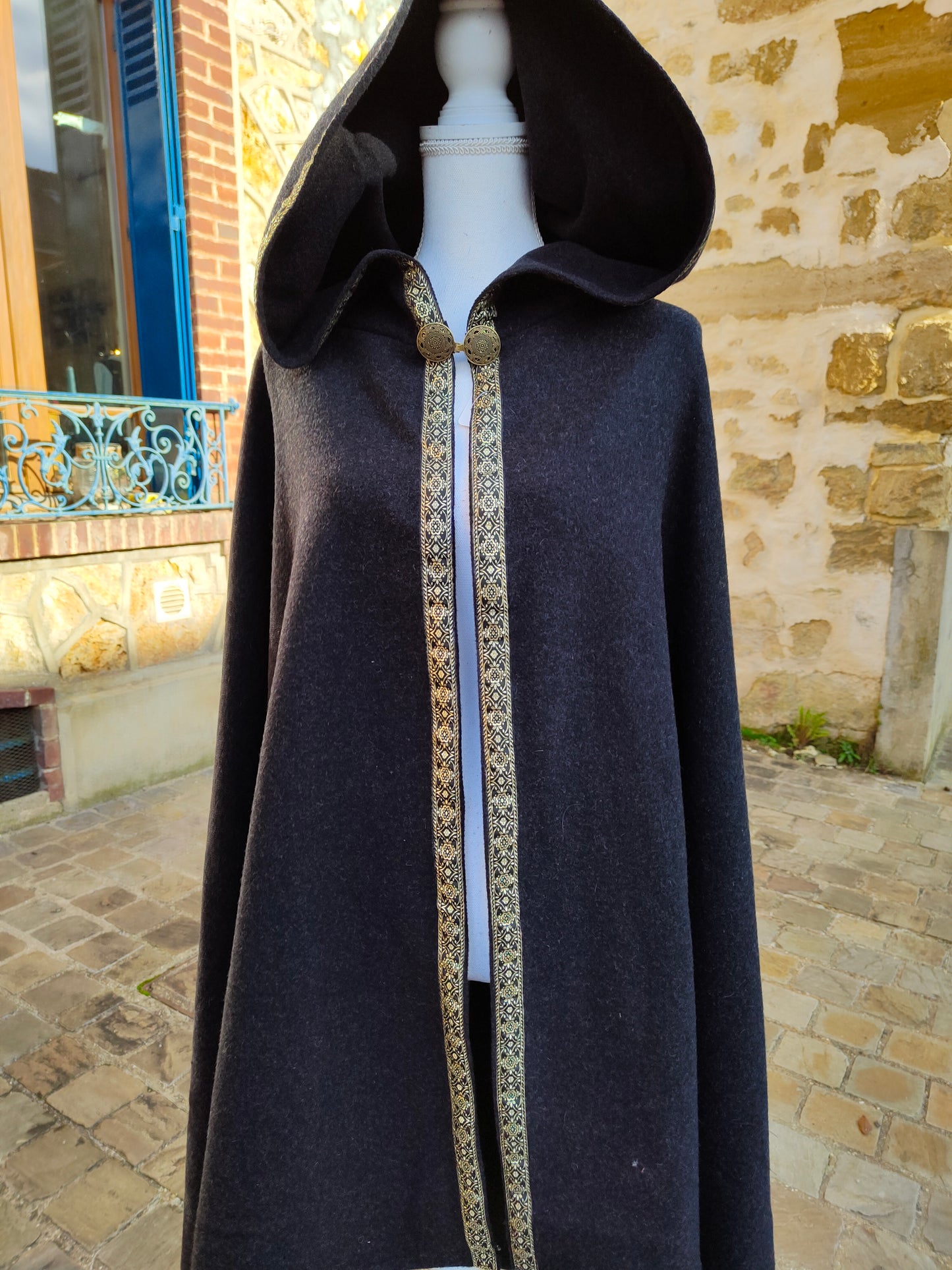 Cape médiévale / historique en lainage cachemire avec grande capuche.