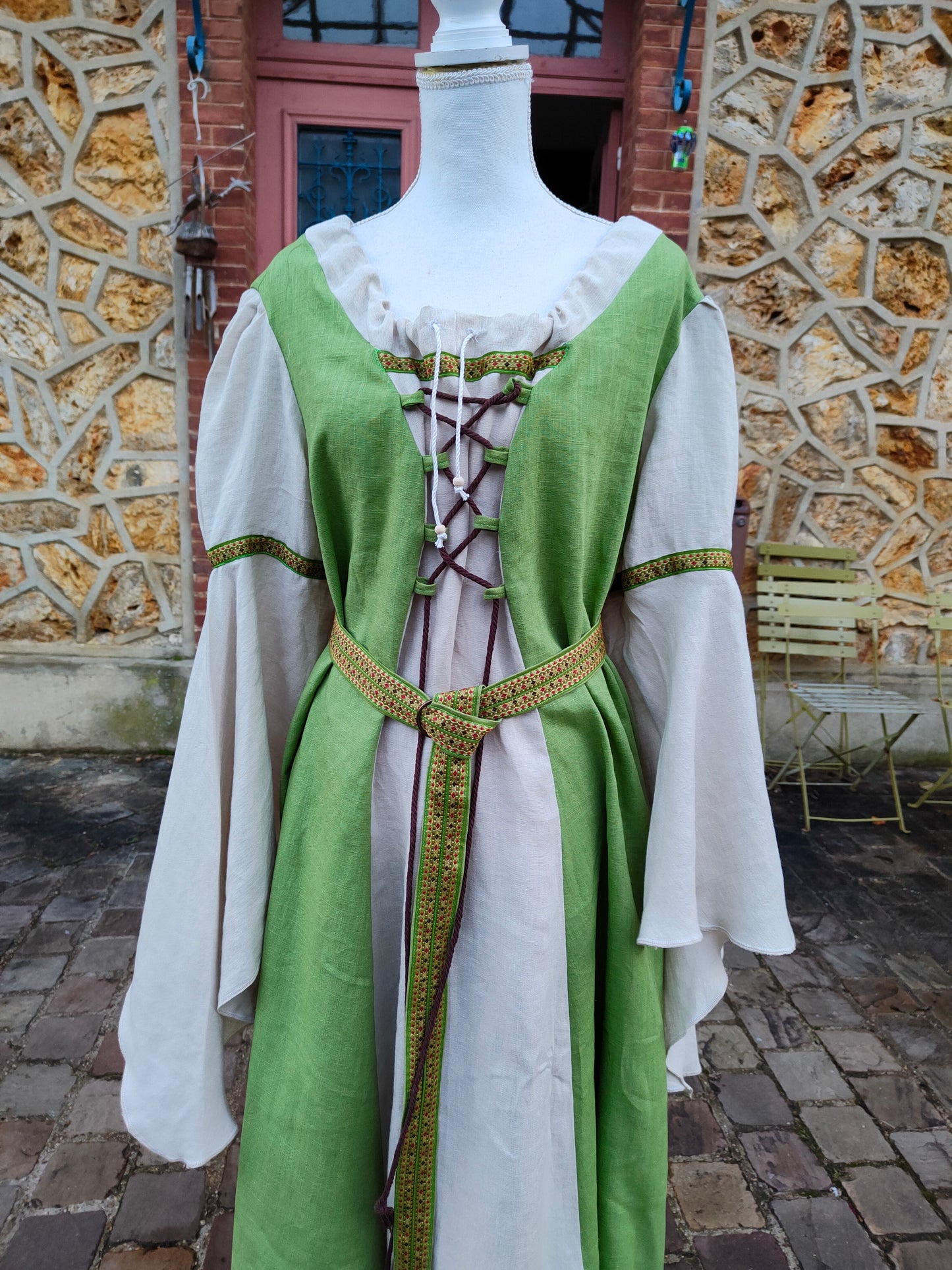 Robe médiévale en lin amande et écru avec laçages