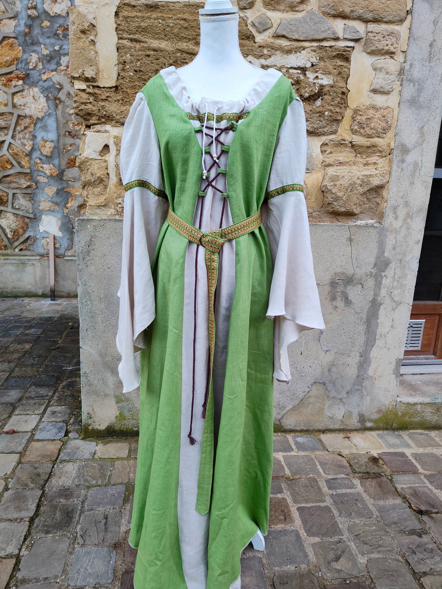 Robe médiévale en lin amande et écru avec laçages