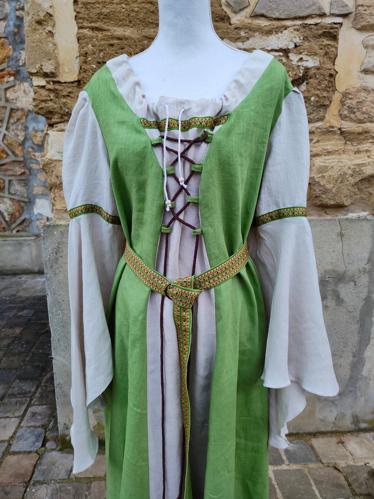 Robe médiévale en lin amande et écru avec laçages