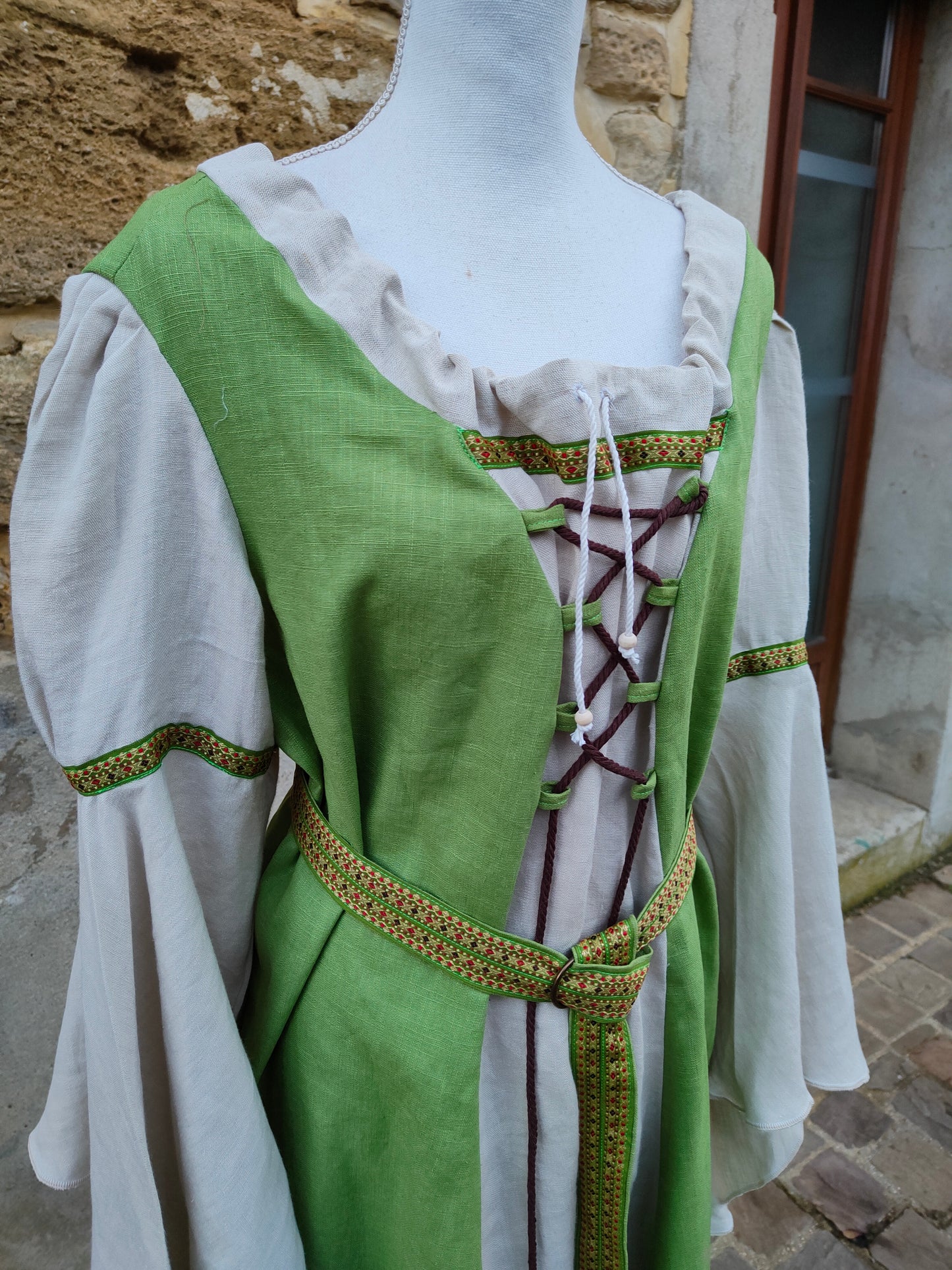 Robe médiévale en lin amande et écru avec laçages