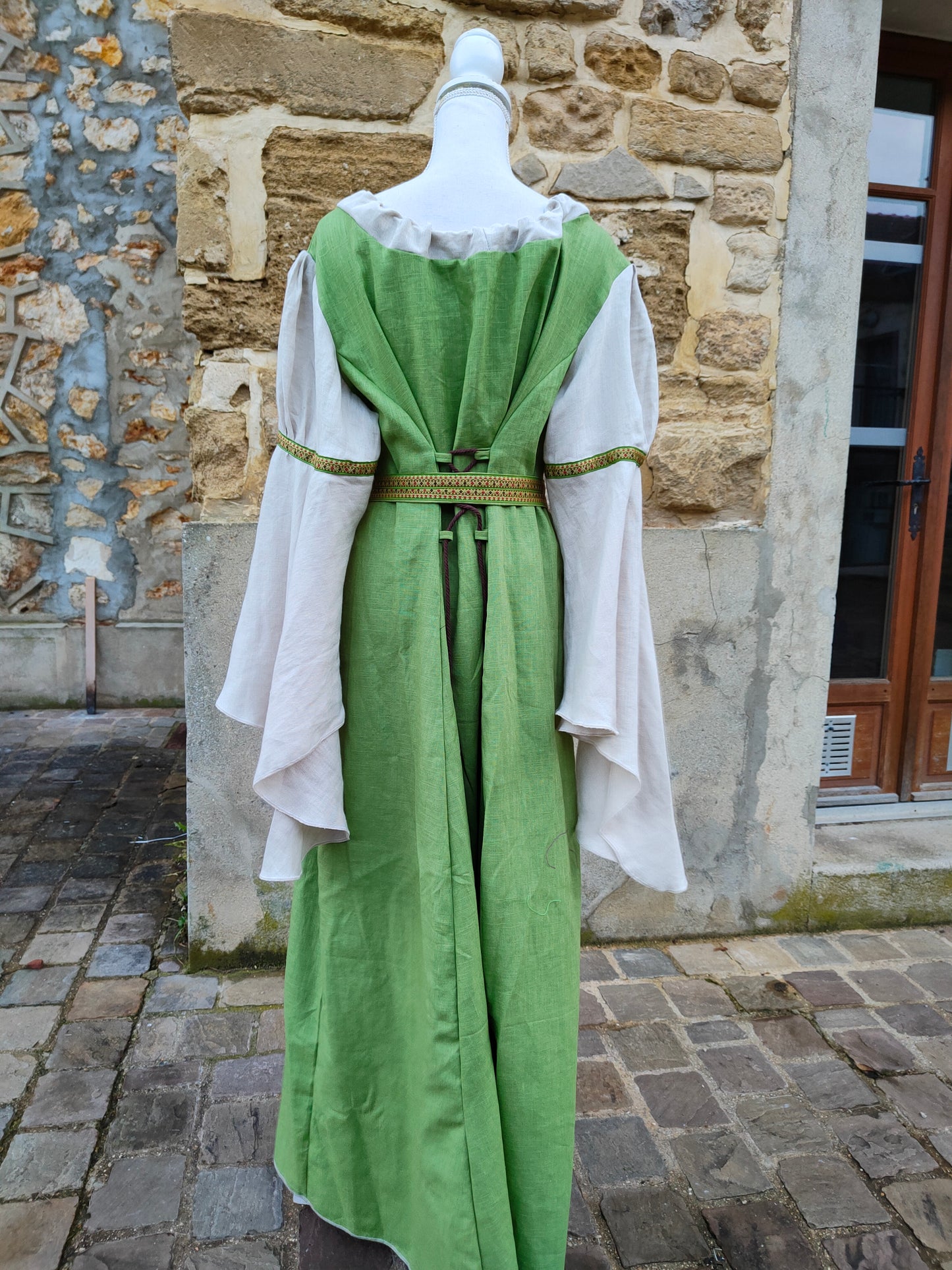 Robe médiévale en lin amande et écru avec laçages