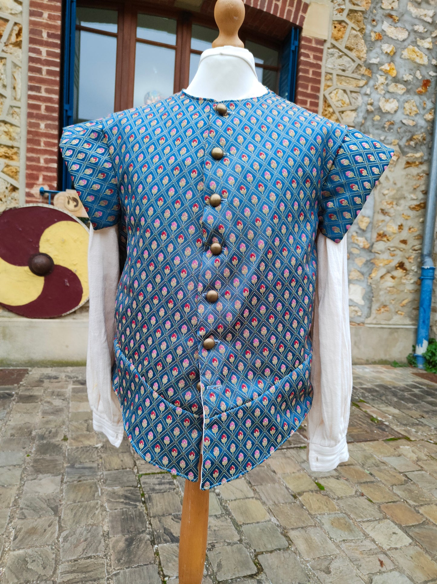 Pourpoint, veste médiévale ou Renaissance en jacquard bleu à petites roses