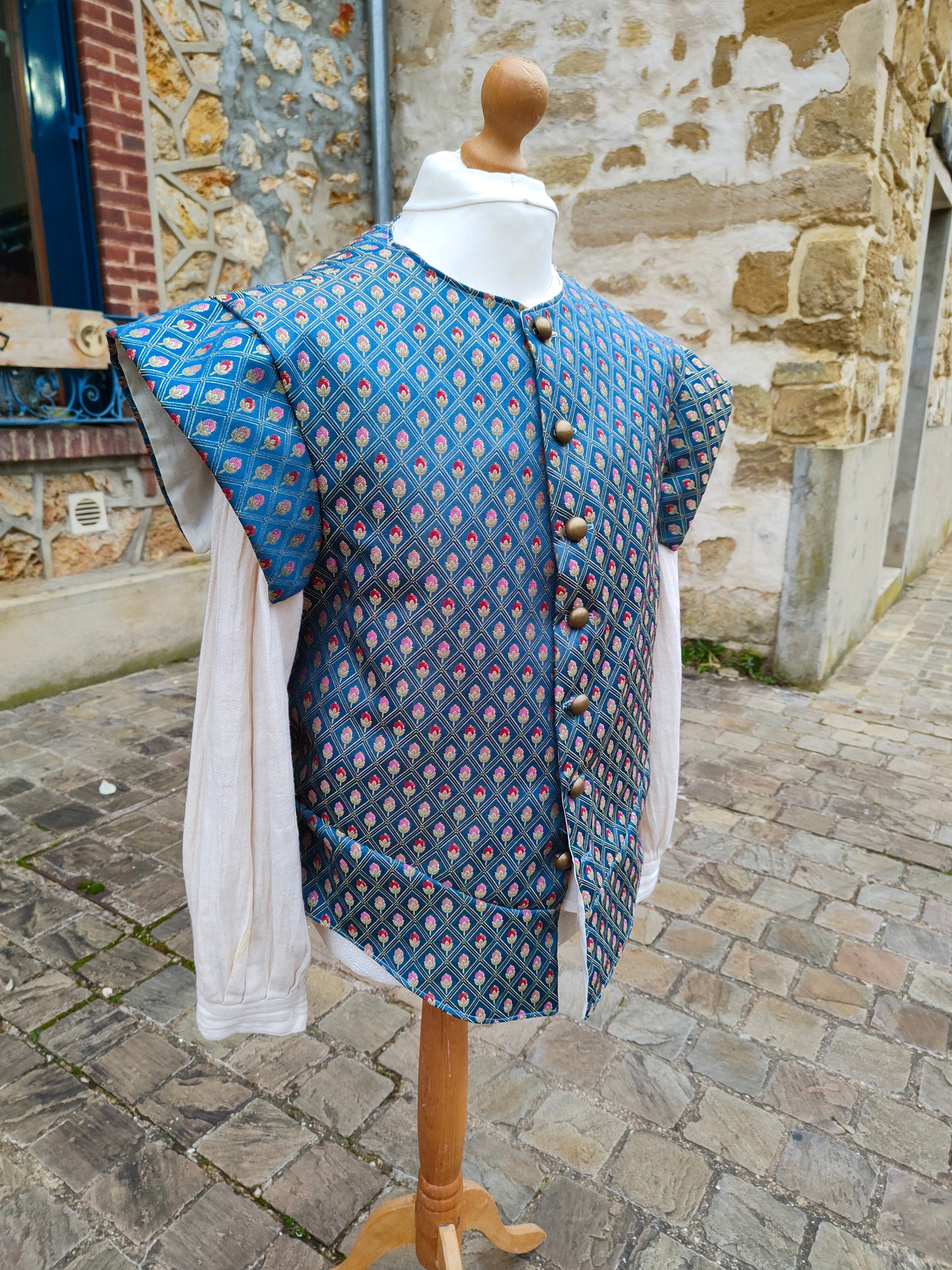 Pourpoint, veste médiévale ou Renaissance en jacquard bleu à petites roses
