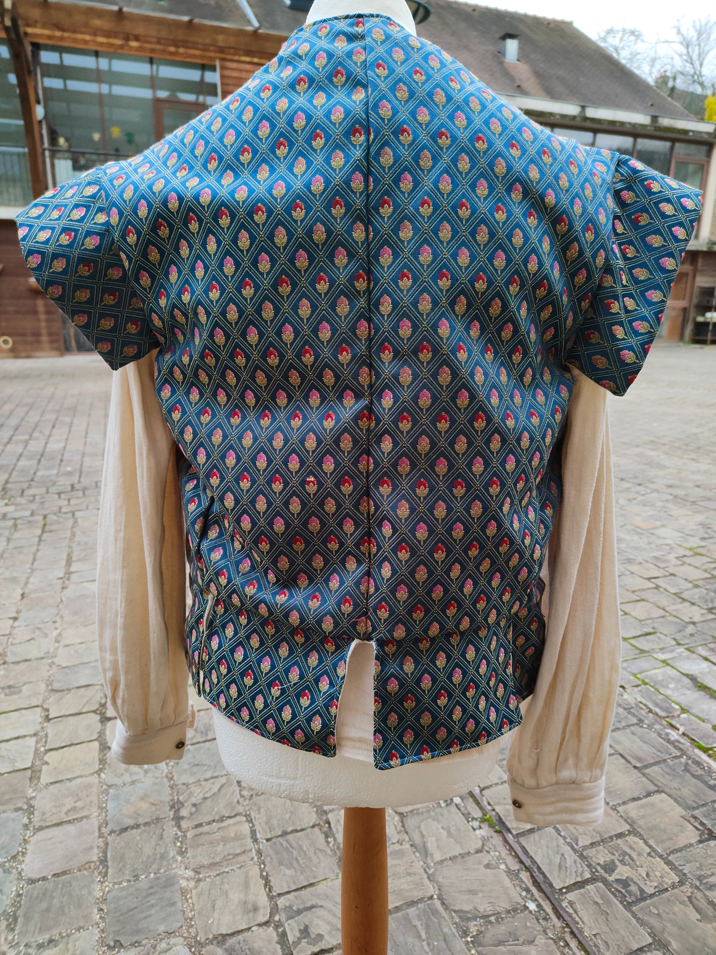 Pourpoint, veste médiévale ou Renaissance en jacquard bleu à petites roses