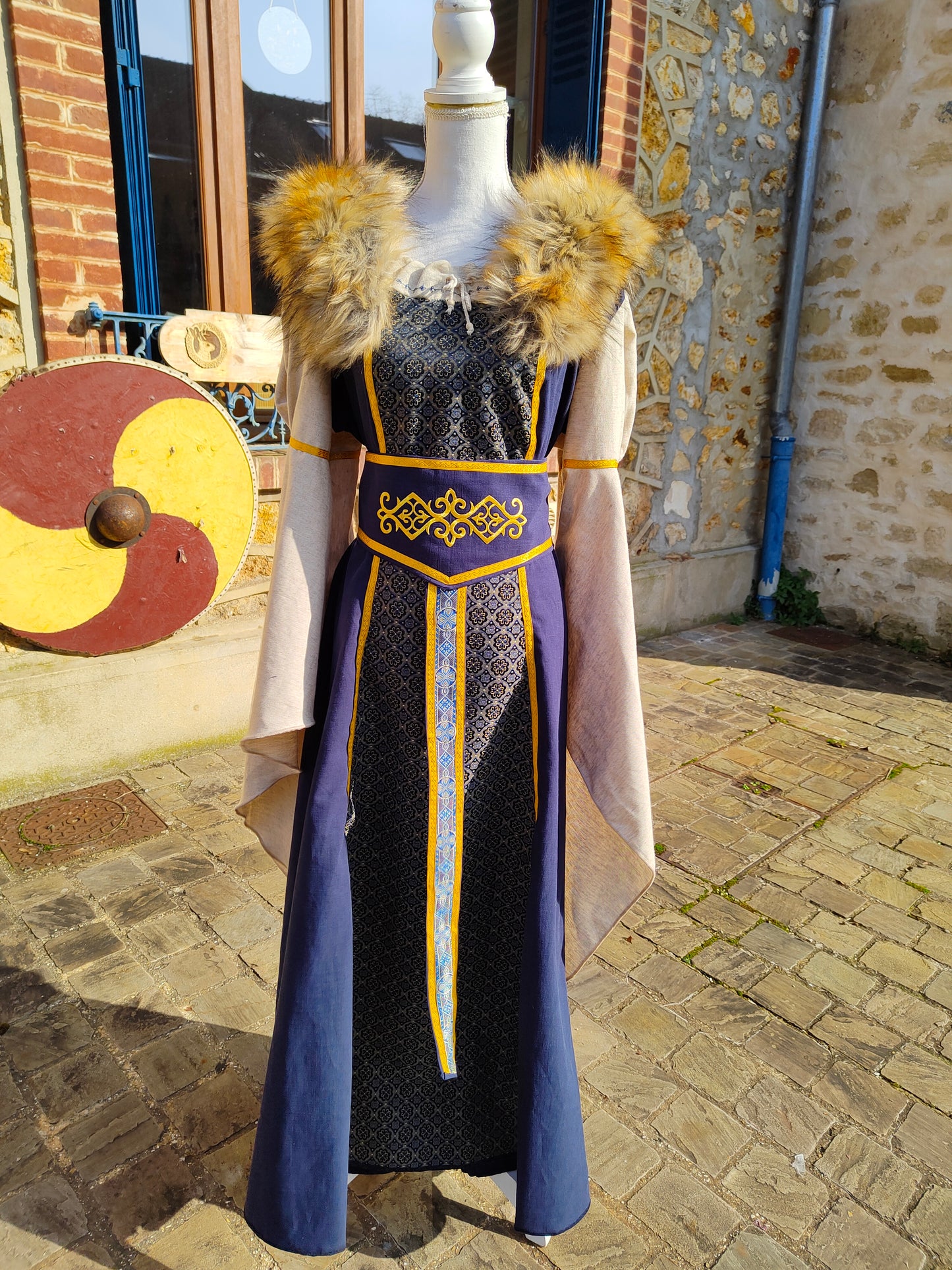 Robe Renaissance ou médiévale en lin et jacquard à médaillons bleus, avec fausse-fourrure amovible et sublime ceinture