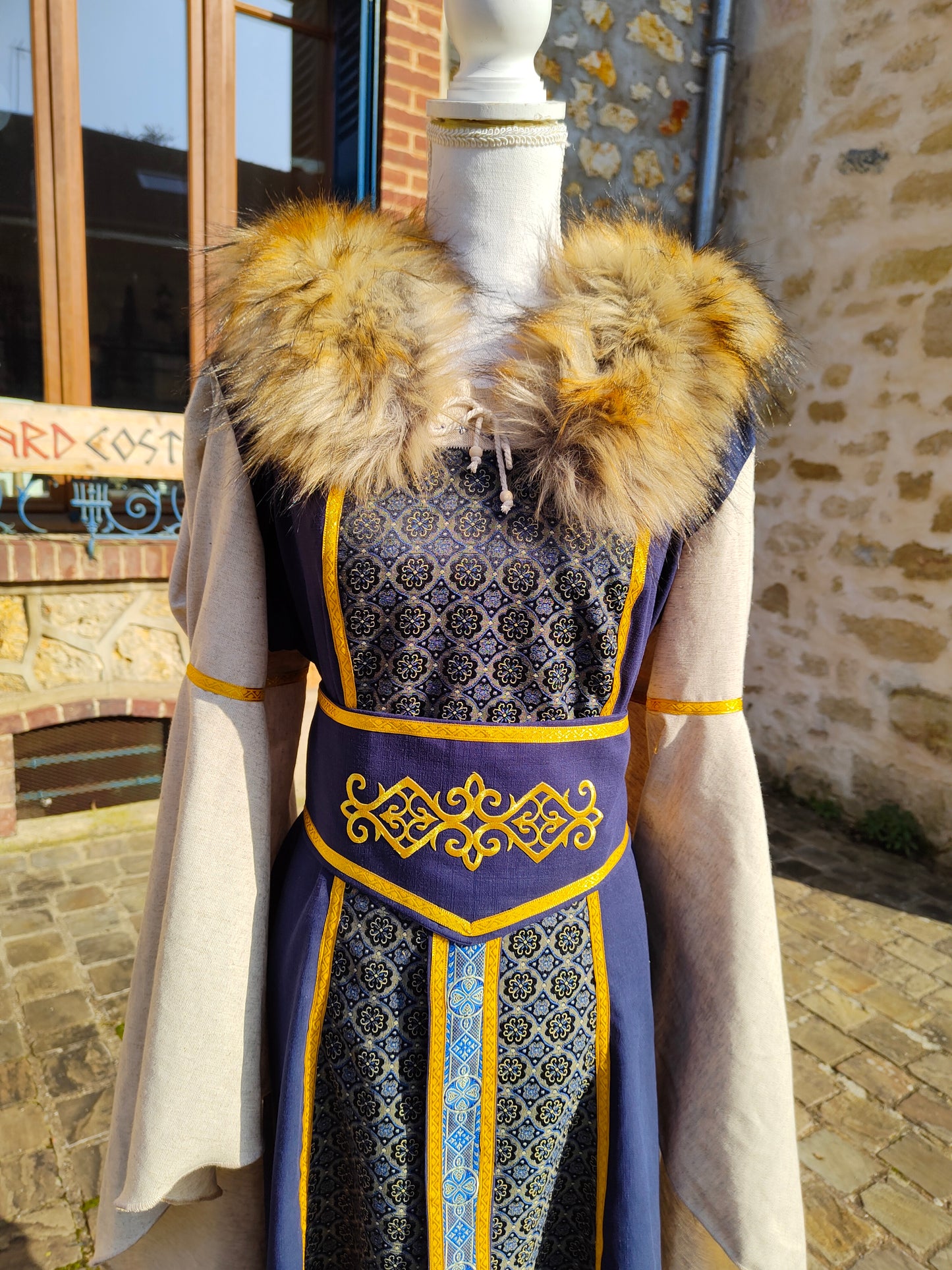 Robe Renaissance ou médiévale en lin et jacquard à médaillons bleus, avec fausse-fourrure amovible et sublime ceinture