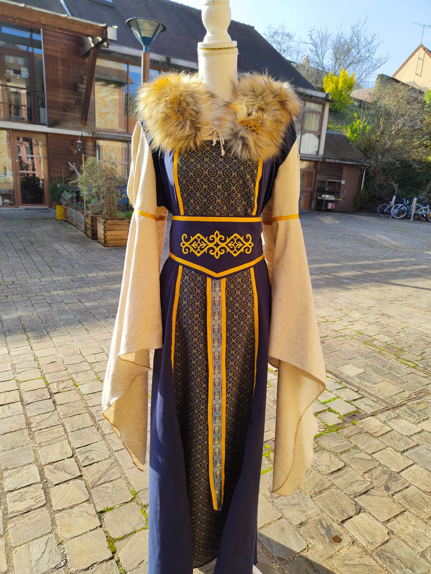 Robe Renaissance ou médiévale en lin et jacquard à médaillons bleus, avec fausse-fourrure amovible et sublime ceinture