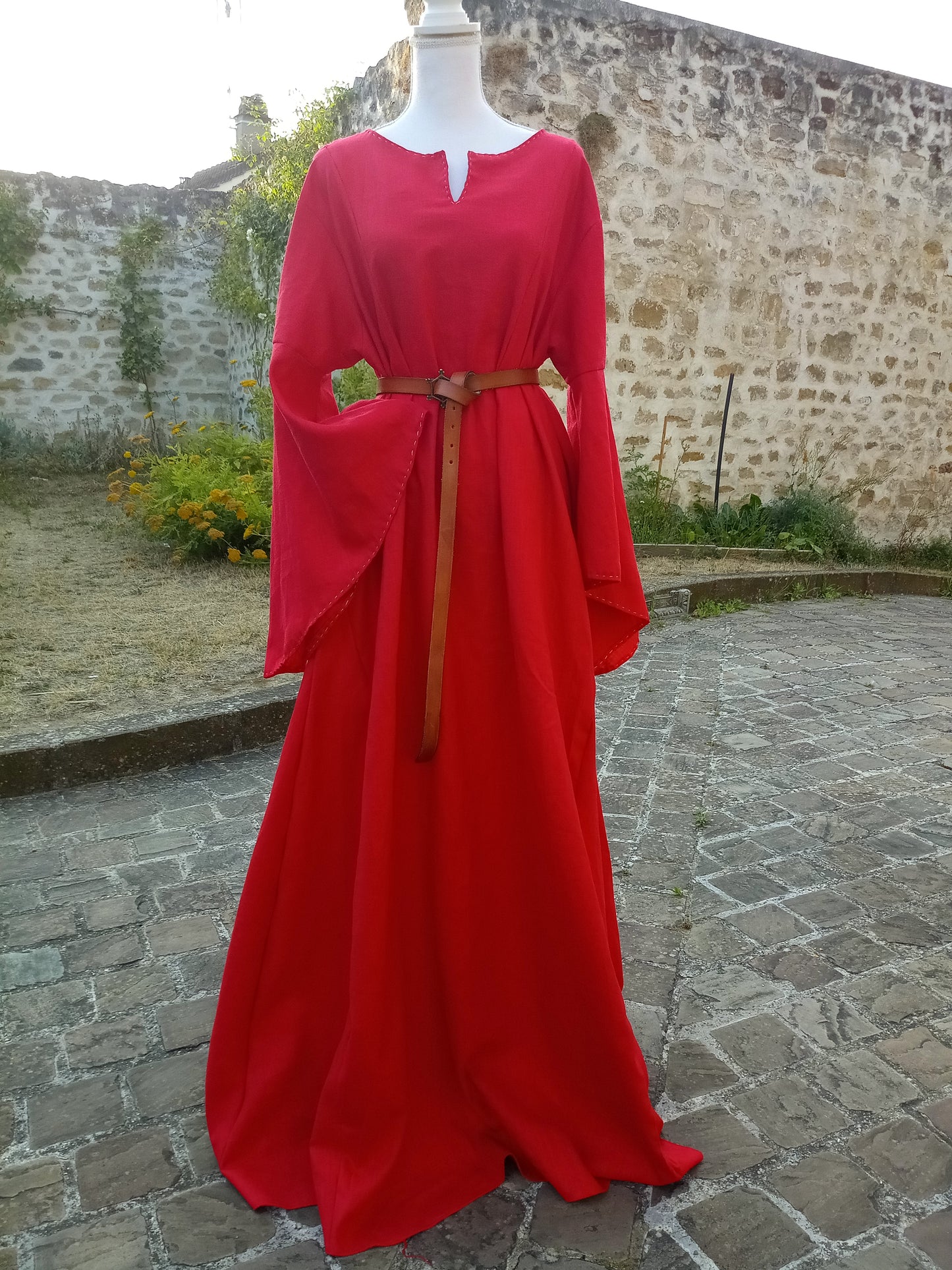 Robe médiévale en lin rouge, coupe historique XII ème/XIII ème siècles