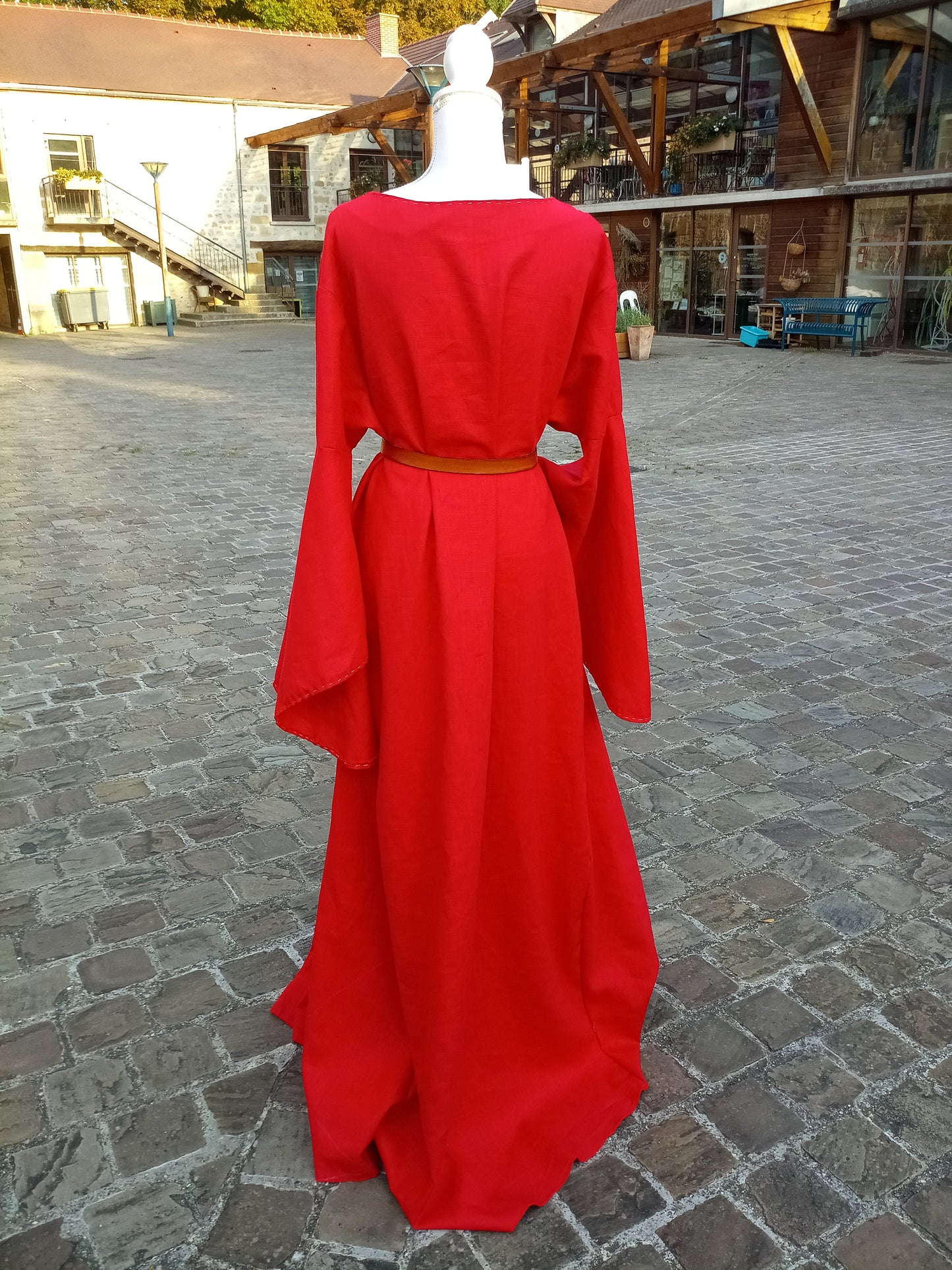 Robe médiévale en lin rouge, coupe historique XII ème/XIII ème siècles