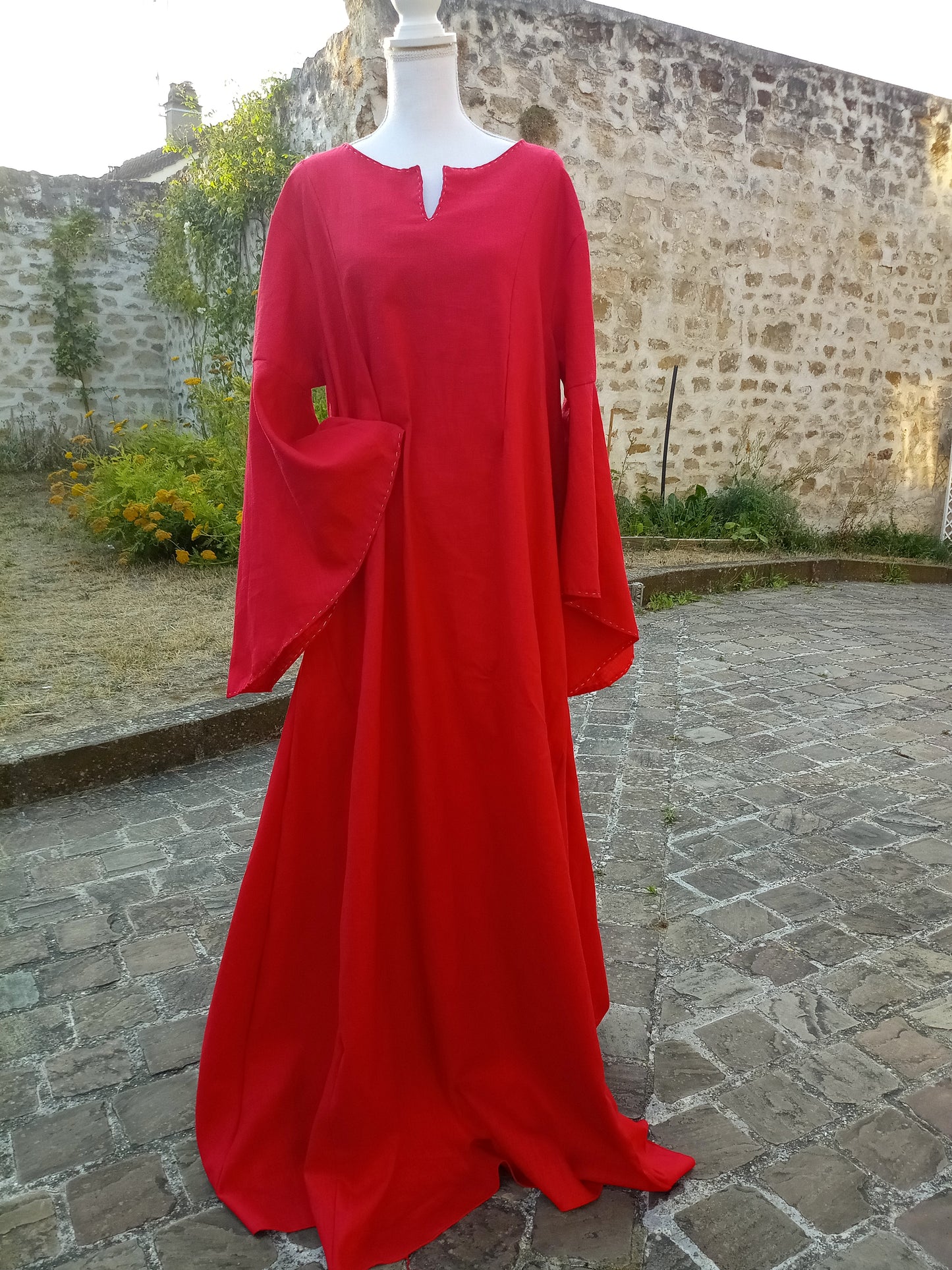 Robe médiévale en lin rouge, coupe historique XII ème/XIII ème siècles