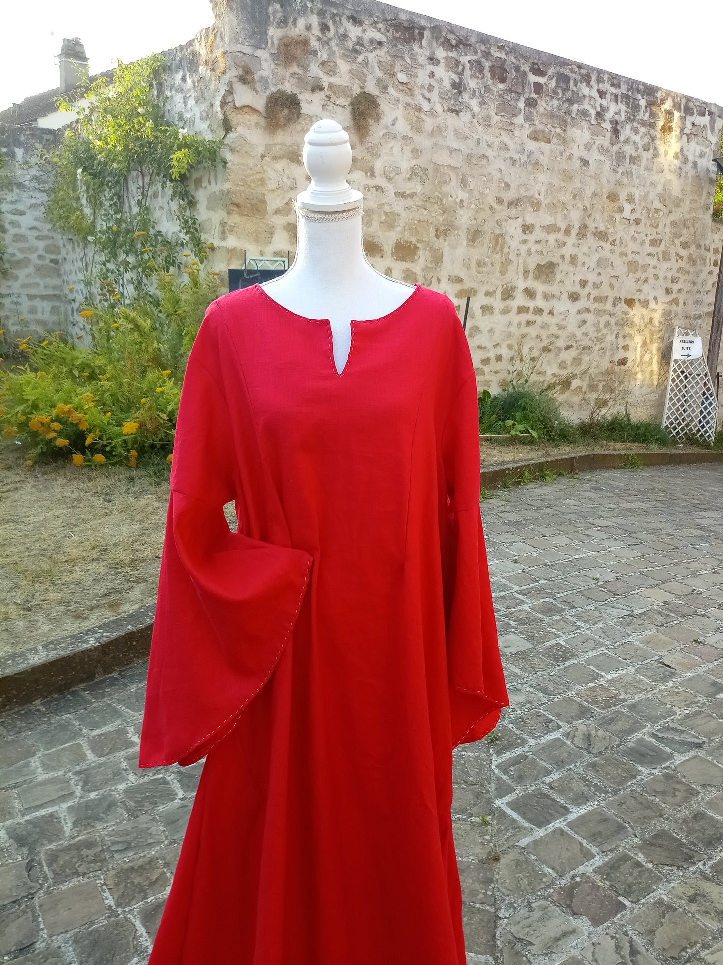 Robe médiévale en lin rouge, coupe historique XII ème/XIII ème siècles