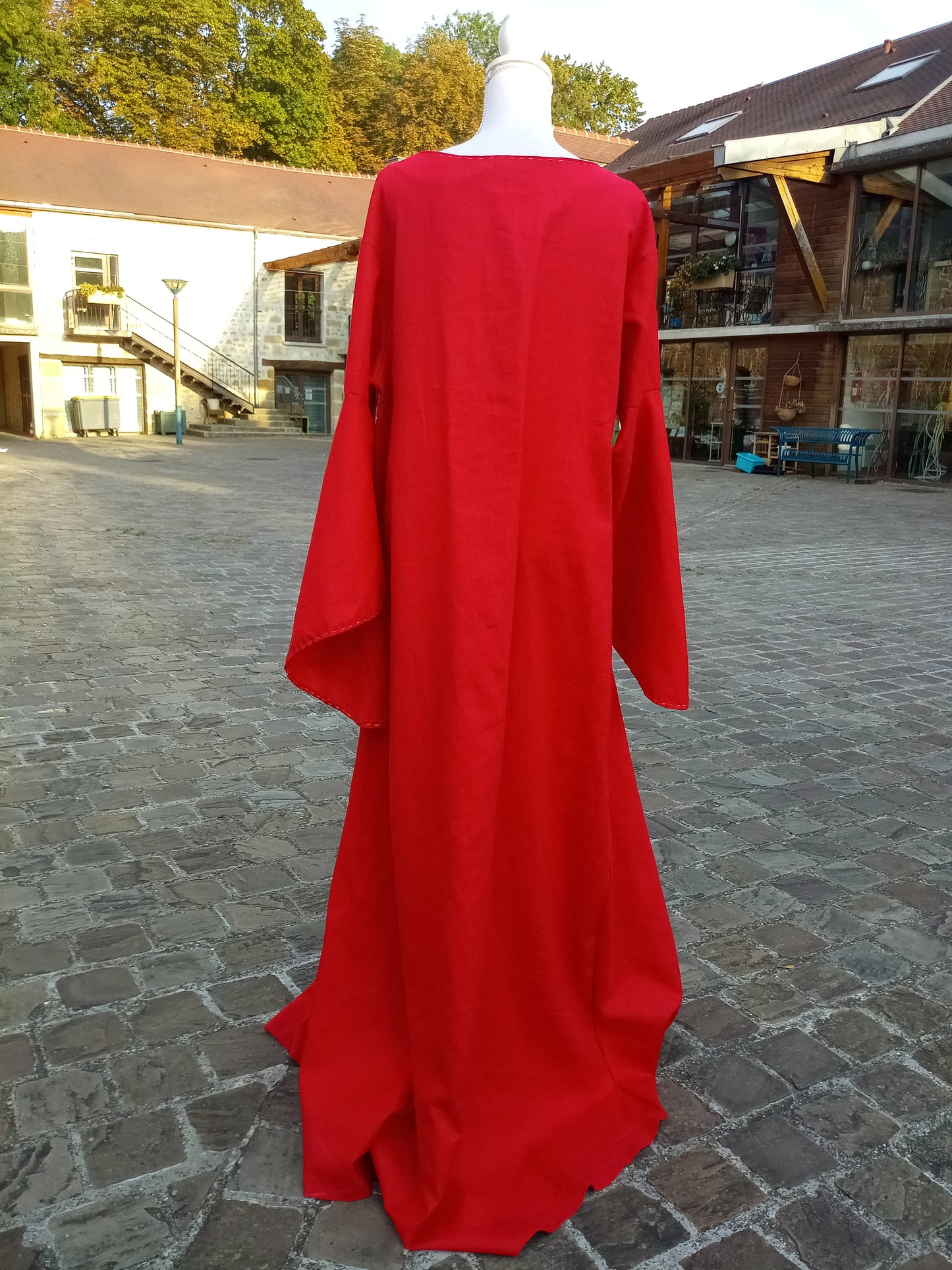 Robe médiévale en lin rouge, coupe historique XII ème/XIII ème siècles
