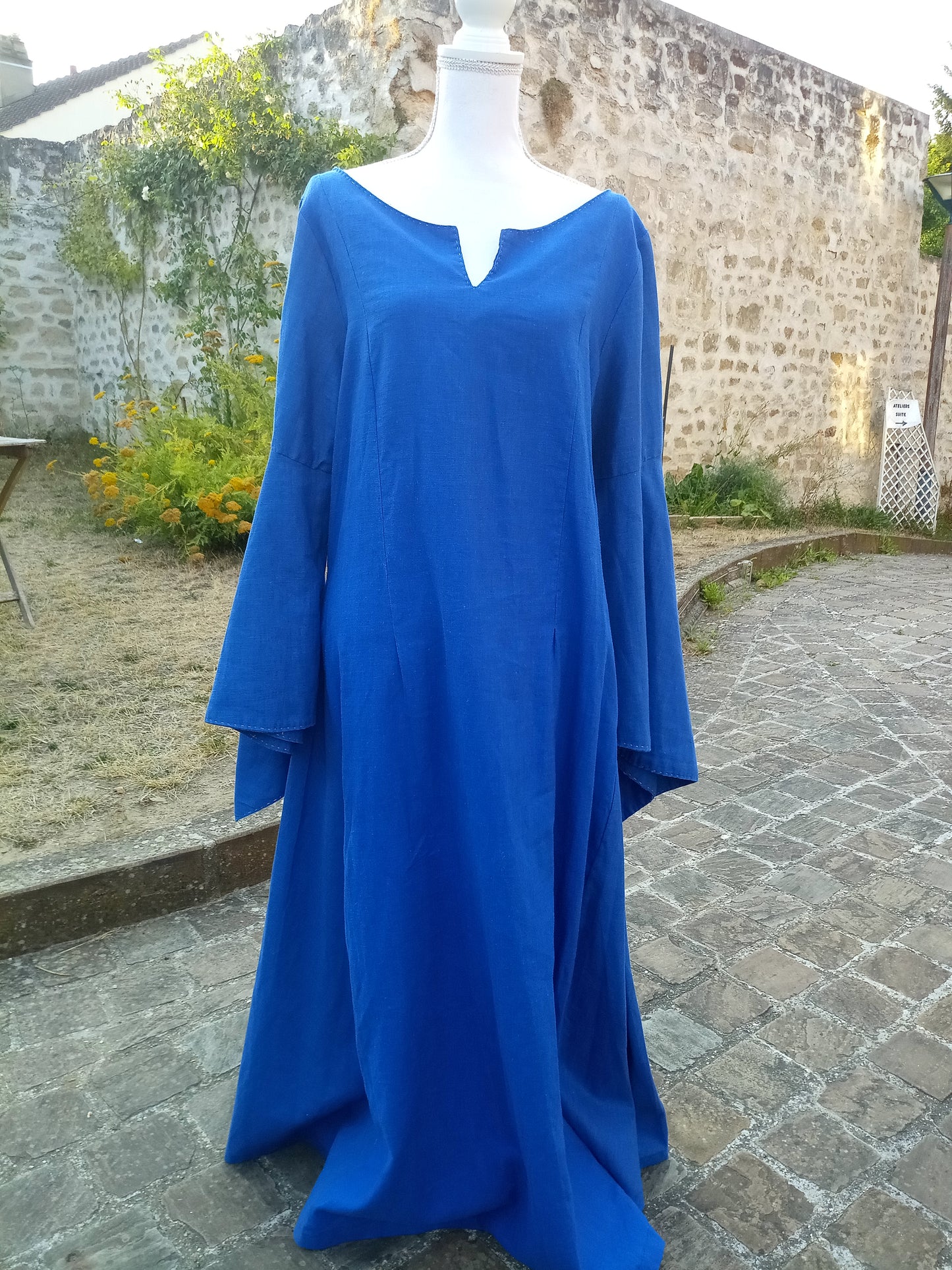 Robe médiévale en lin bleu, coupe historique XII eme / XIII eme siécles
