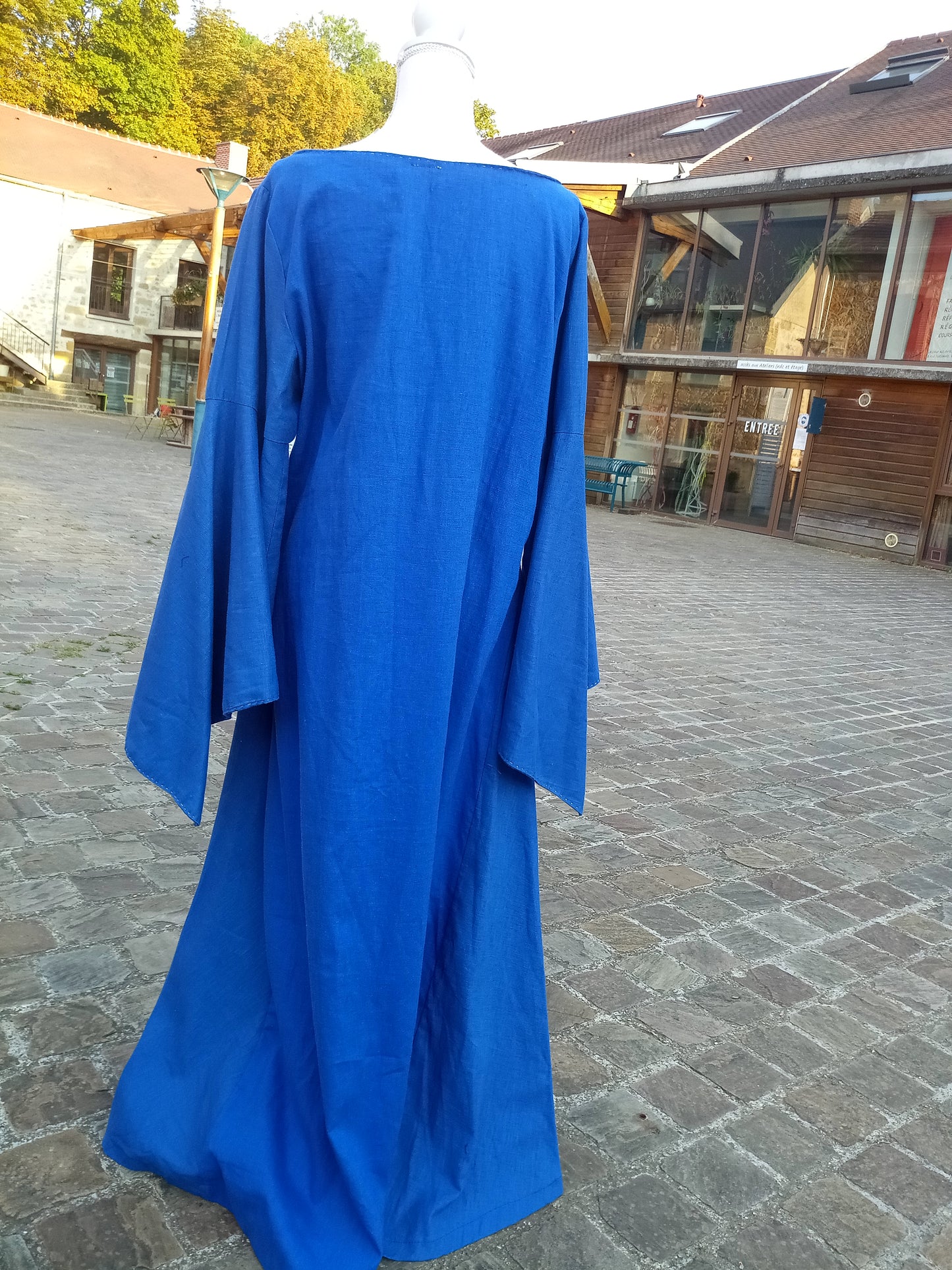 Robe médiévale en lin bleu, coupe historique XII eme / XIII eme siécles