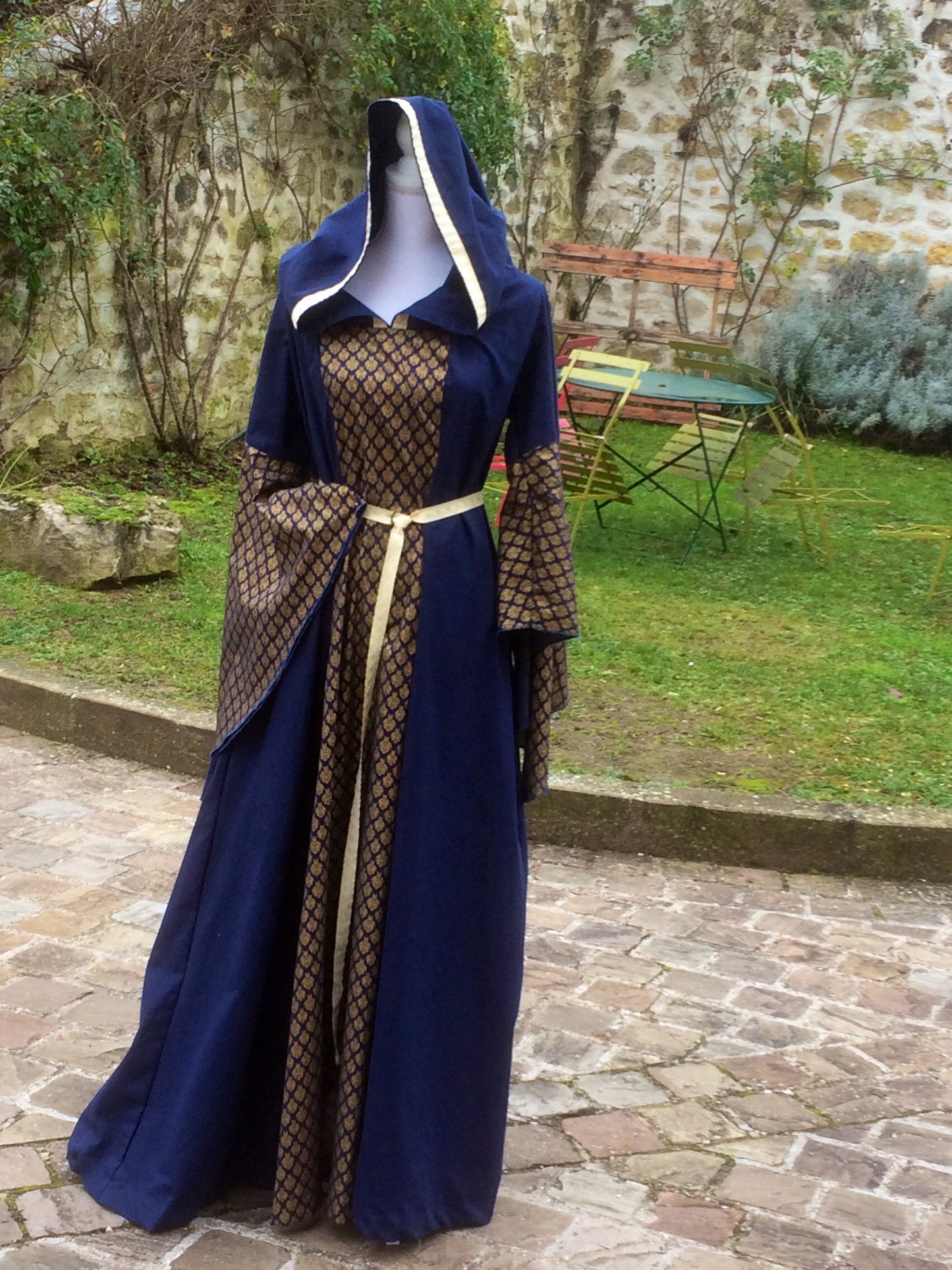 Robe médiévale ou elfique en lin bleu marine et coton, avec capuche