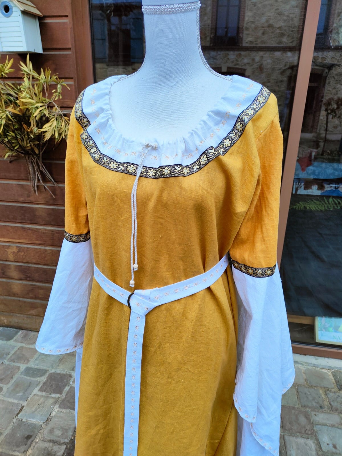Robe médiévale en lin ocre