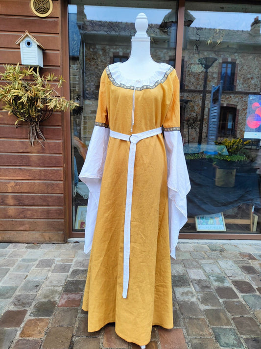 Robe médiévale en lin ocre