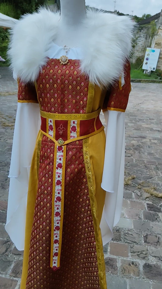 Robe médiévale ou Renaissance avec fausse fourrure amovible, en lin ocre et jacquard rouge et doré.