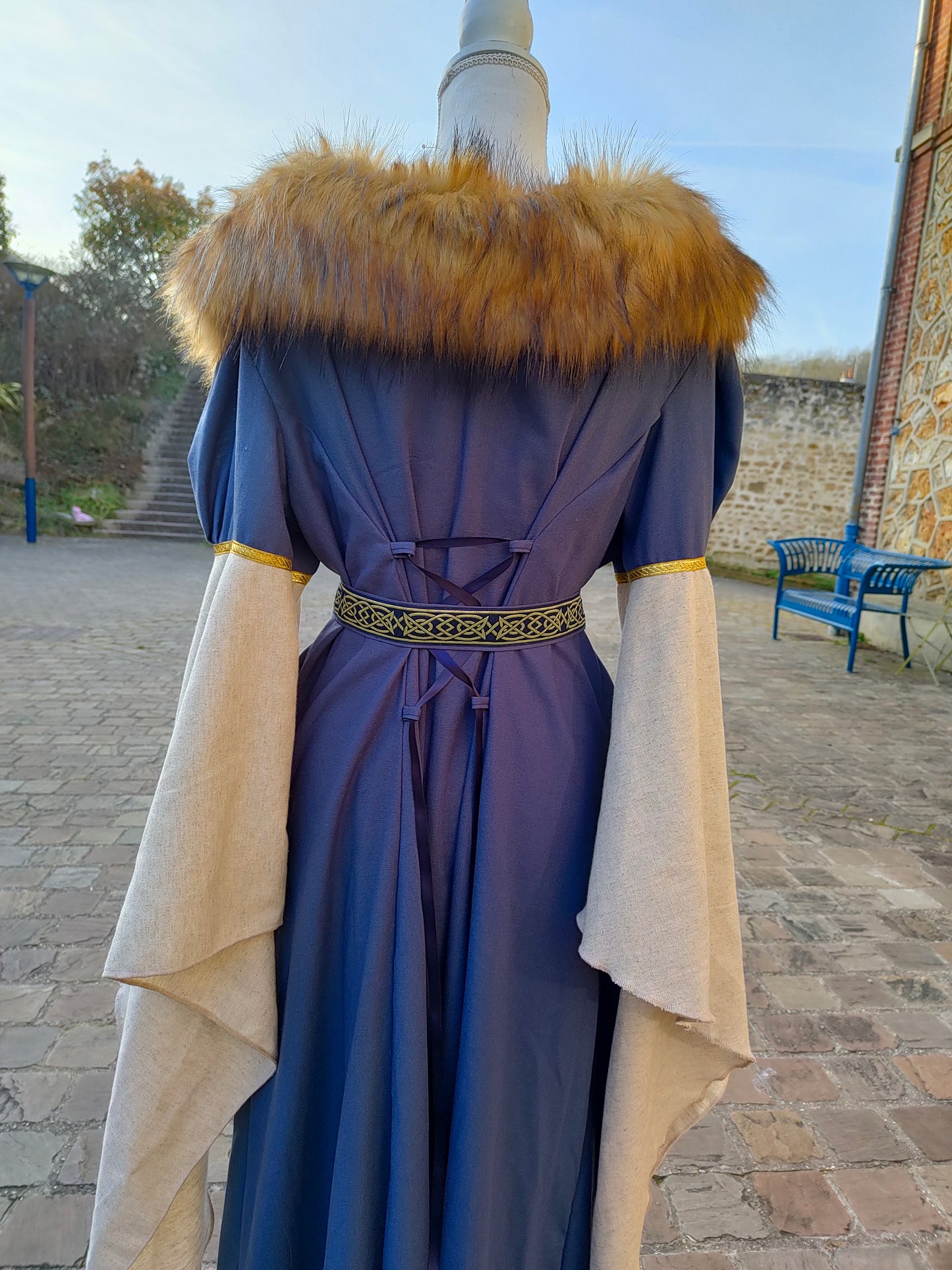 Robe celtique ou médiévale en lin bleu et coton avec fausse fourrure amovible et ceinture.