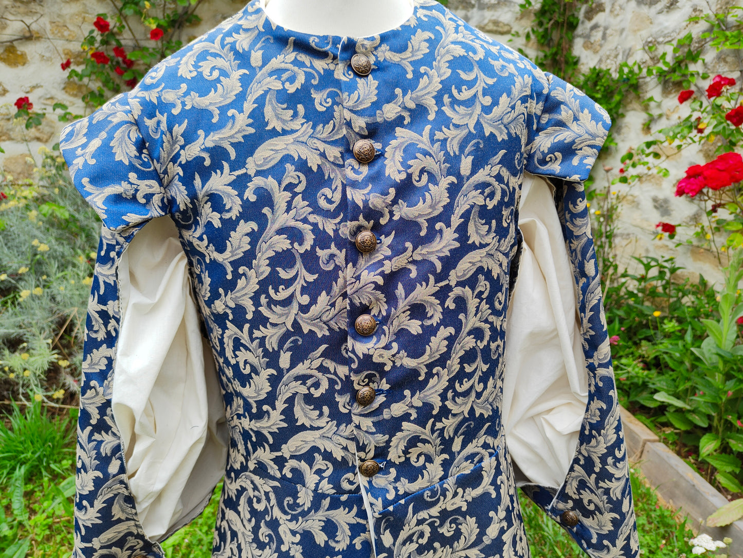 Veste XV/XVI ème siècles avec manches à crevées, en jacquard.