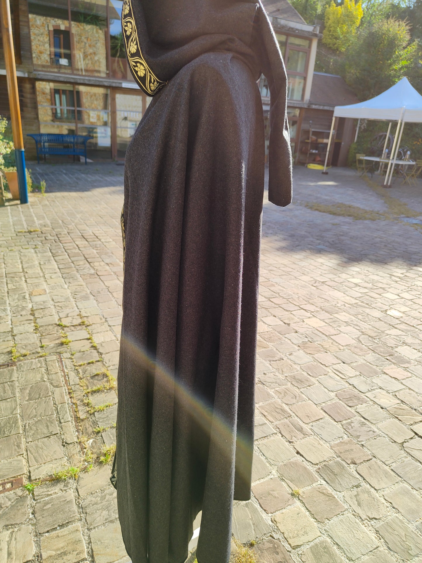 Cape médiévale ou Renaissance gris anthracite en lainage cachemire fin avec galon doré pour homme ou femme