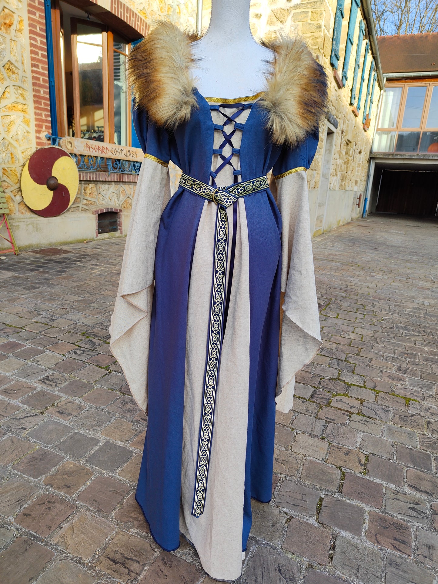Robe celtique ou médiévale en lin bleu et coton avec fausse fourrure amovible et ceinture.