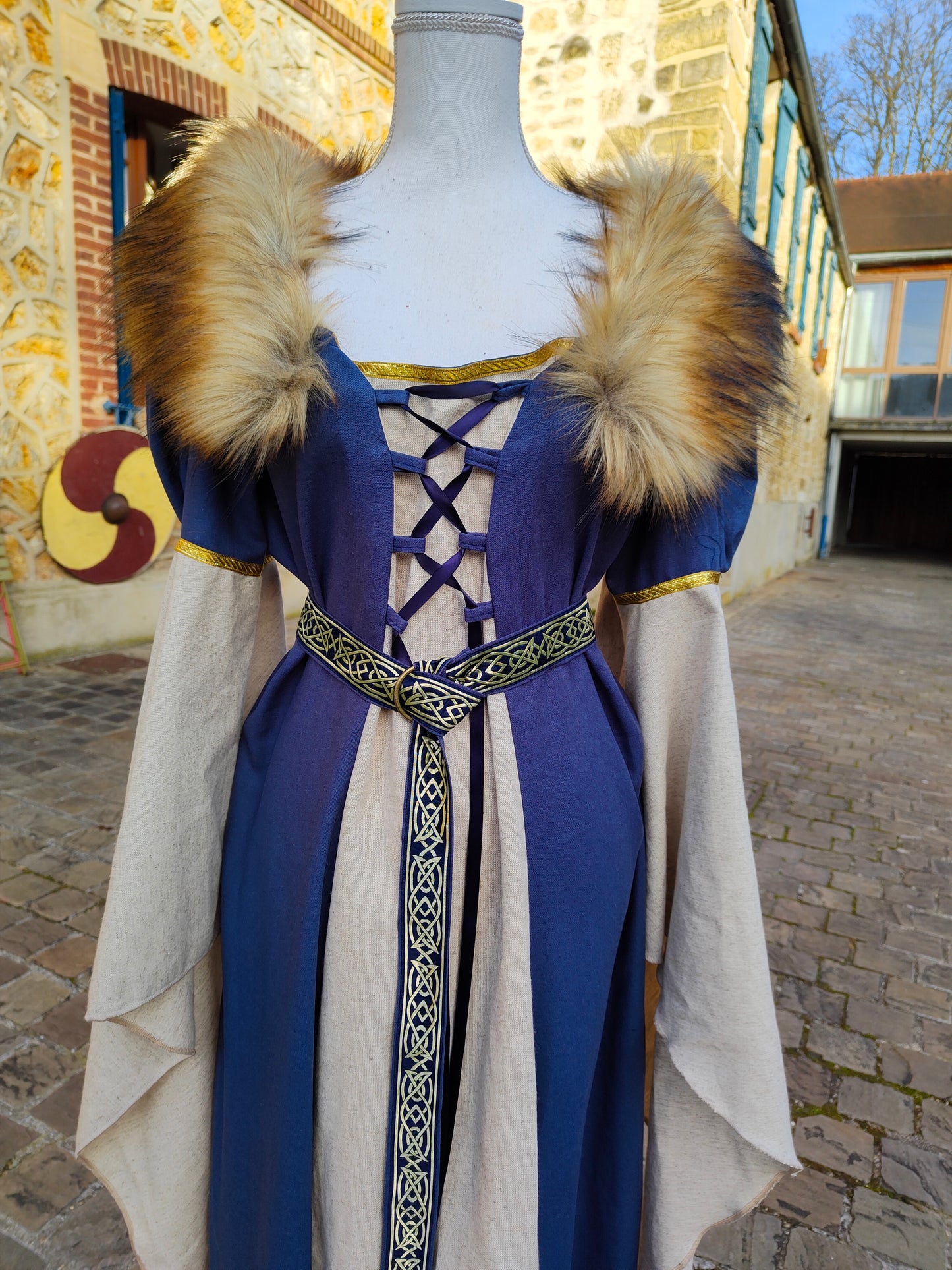 Robe celtique ou médiévale en lin bleu et coton avec fausse fourrure amovible et ceinture.