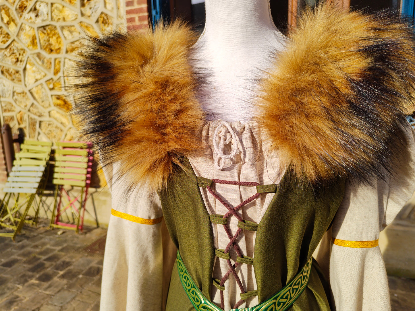 Robe médiévale vert kaki avec fausse fourrure amovible