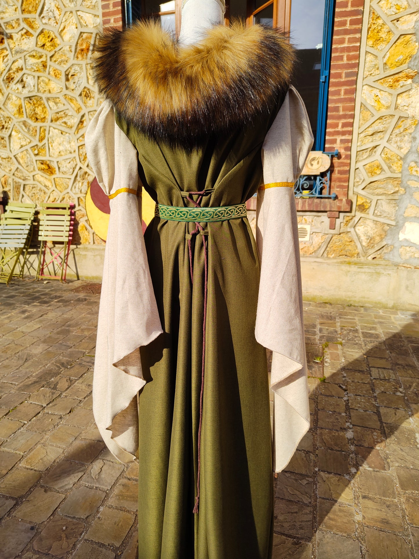 Robe médiévale vert kaki avec fausse fourrure amovible
