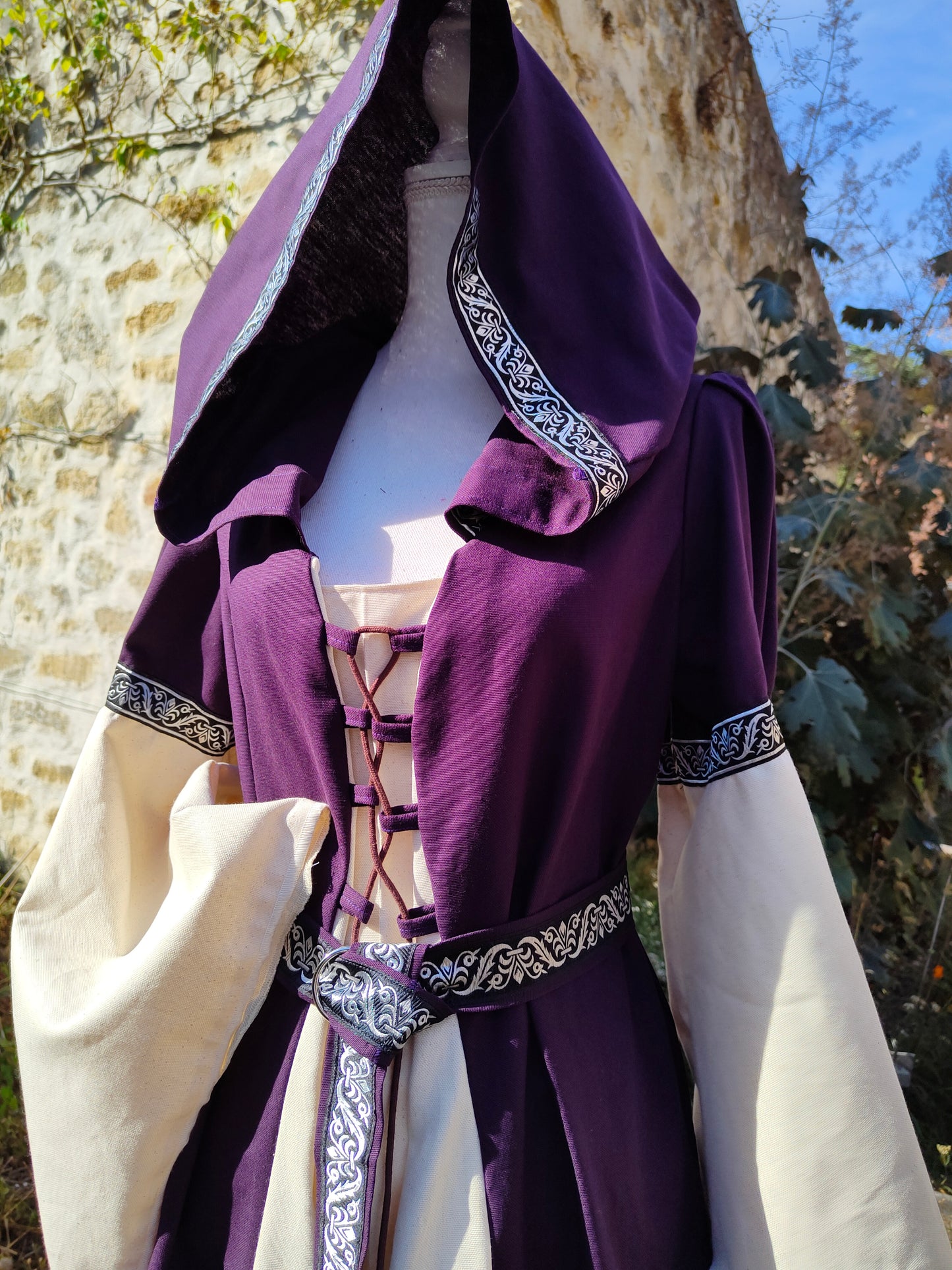 Robe médiévale ou elfique en lin violet à grande capuche et manches très longues, taille unique pour femme