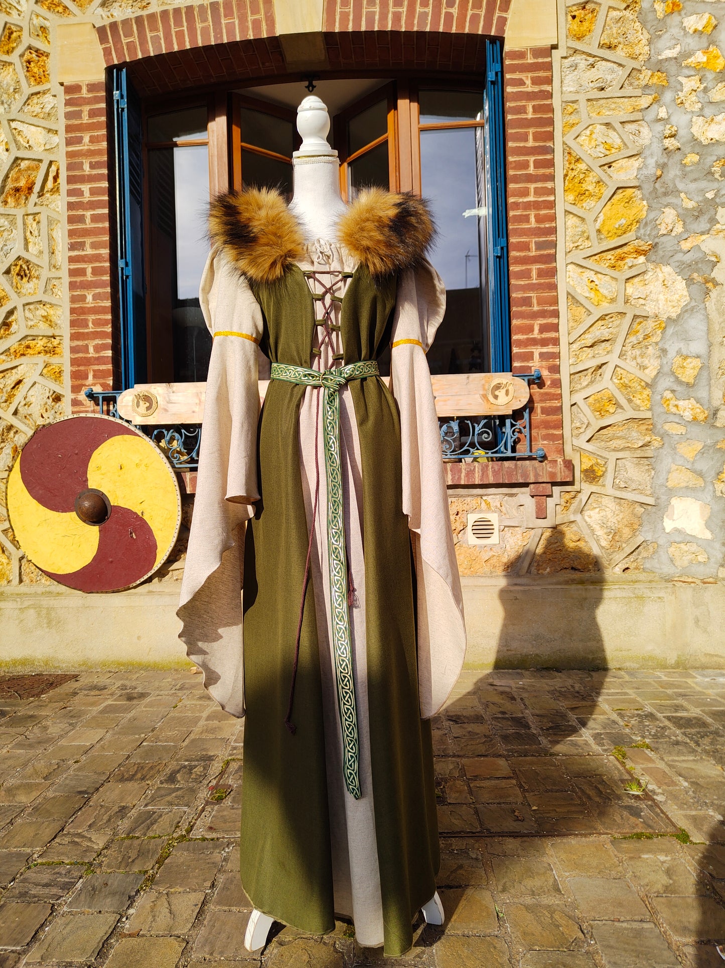 Robe médiévale vert kaki avec fausse fourrure amovible