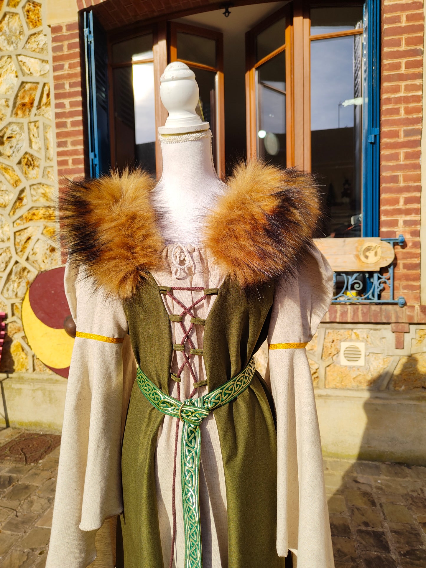 Robe médiévale vert kaki avec fausse fourrure amovible