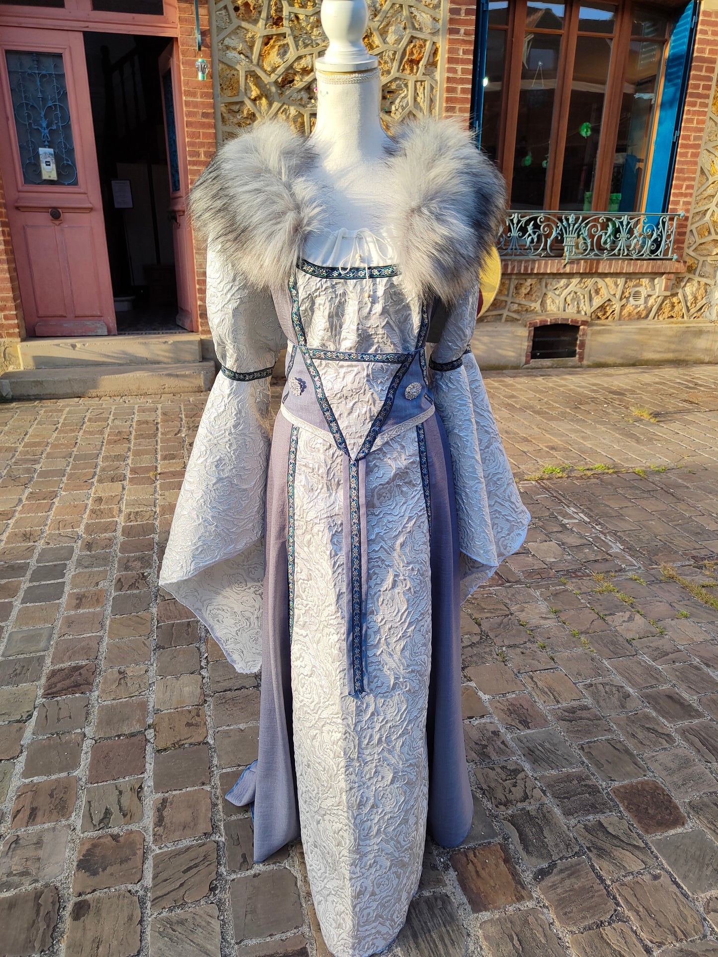 Robe médiévale ou Renaissance en jacquard argent et coton léger bleu gris.