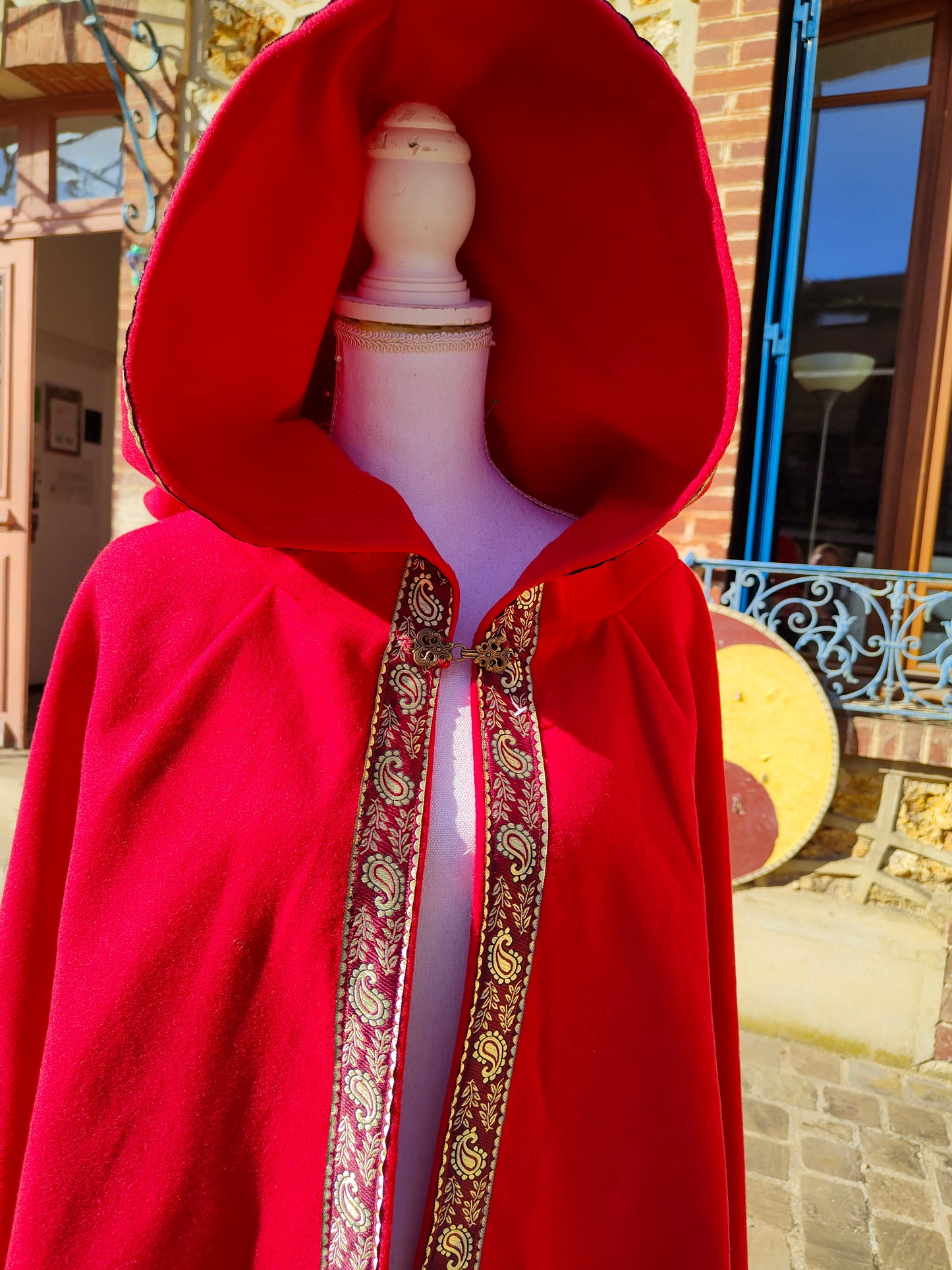 Cape médiévale en lainage rouge, mixte, avec grande capuche