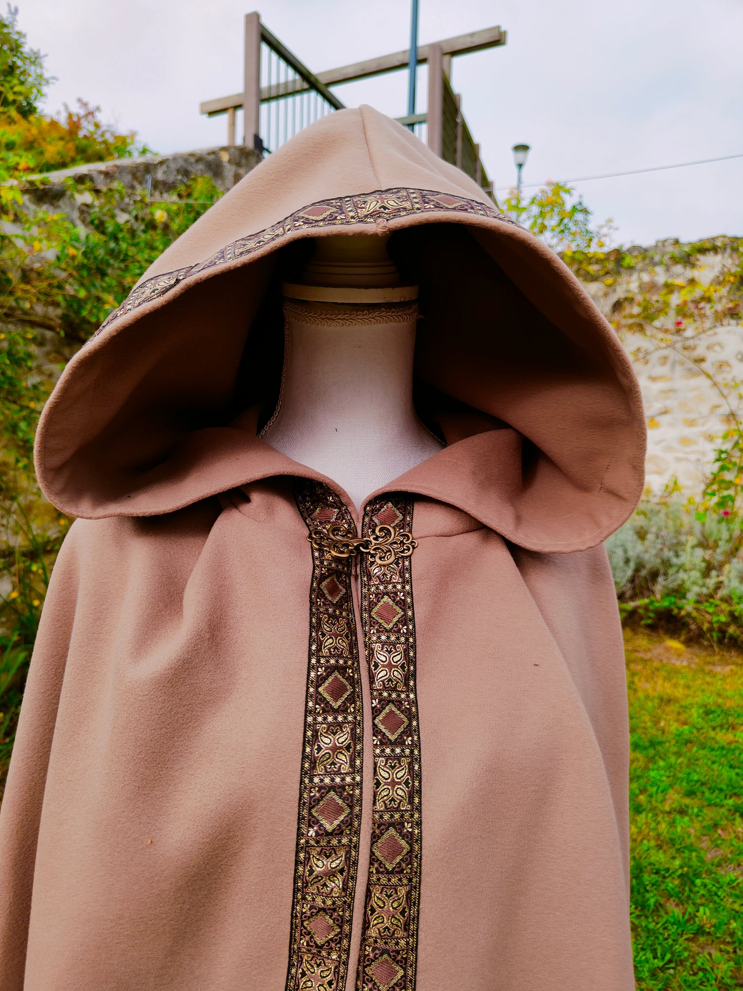 Cape médiévale beige avec beau galon, en lainage à grande capuche pointue
