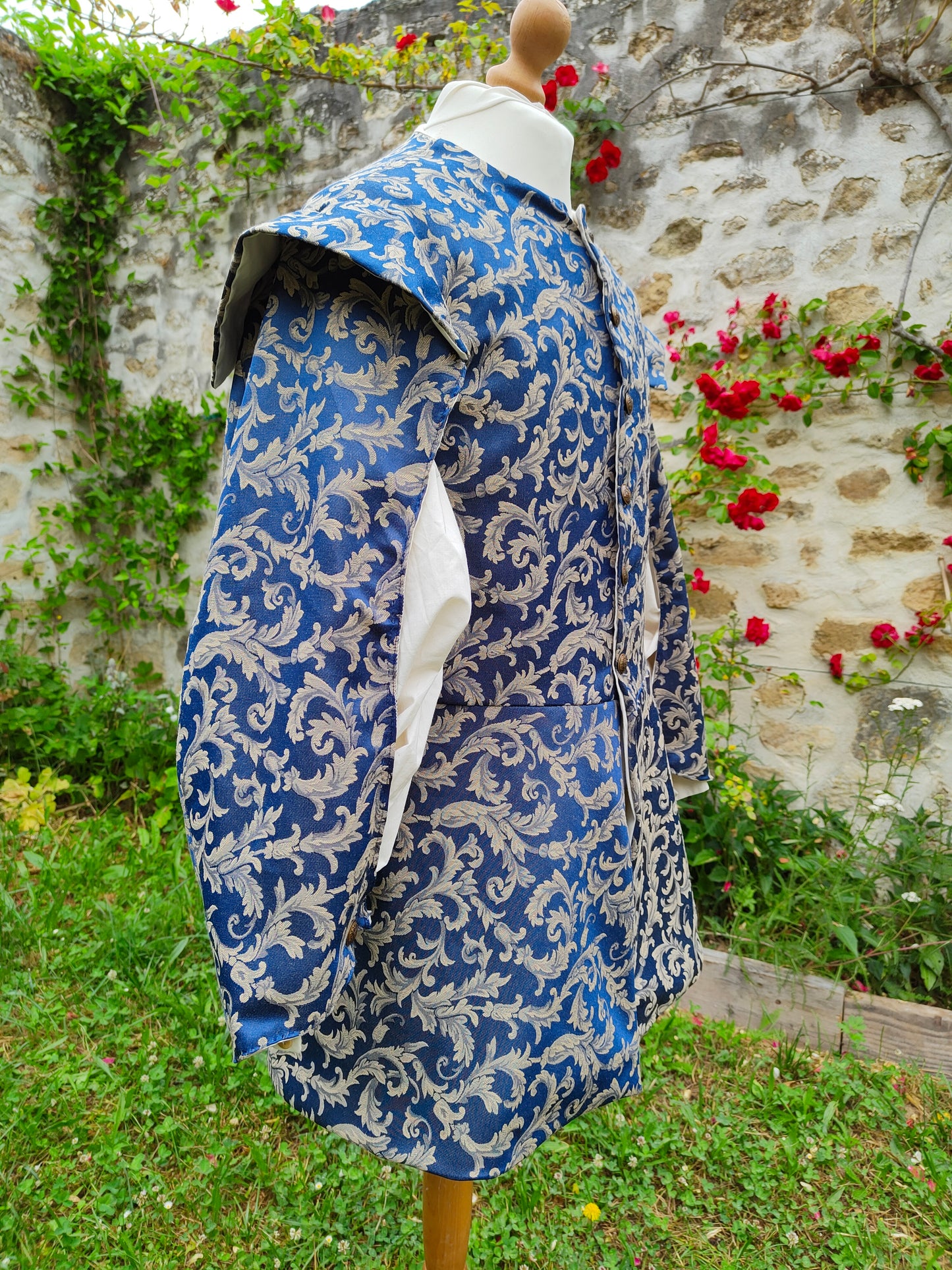 Veste XV/XVI ème siècles avec manches à crevées, en jacquard.