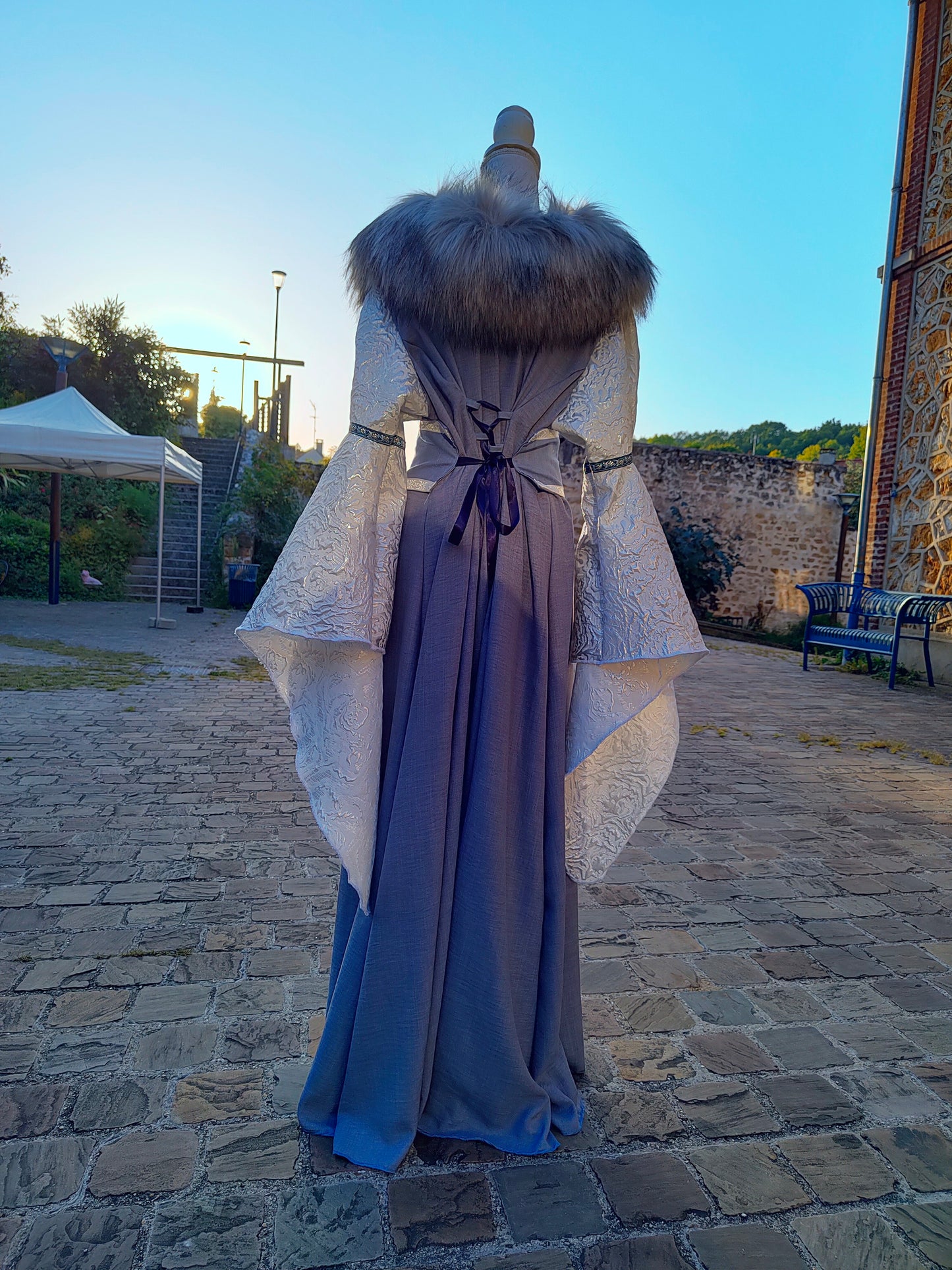 Robe médiévale ou Renaissance en jacquard argent et coton léger bleu gris.