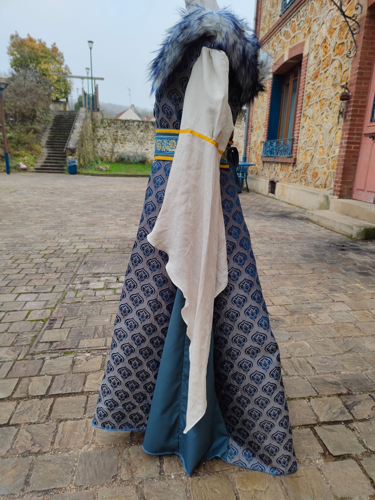 Robe Renaissance ou médiévale en lin et Jacquard, bleu et doré avec fausse-fourrure amovible et grandes manches, jolie ceinture fournie.