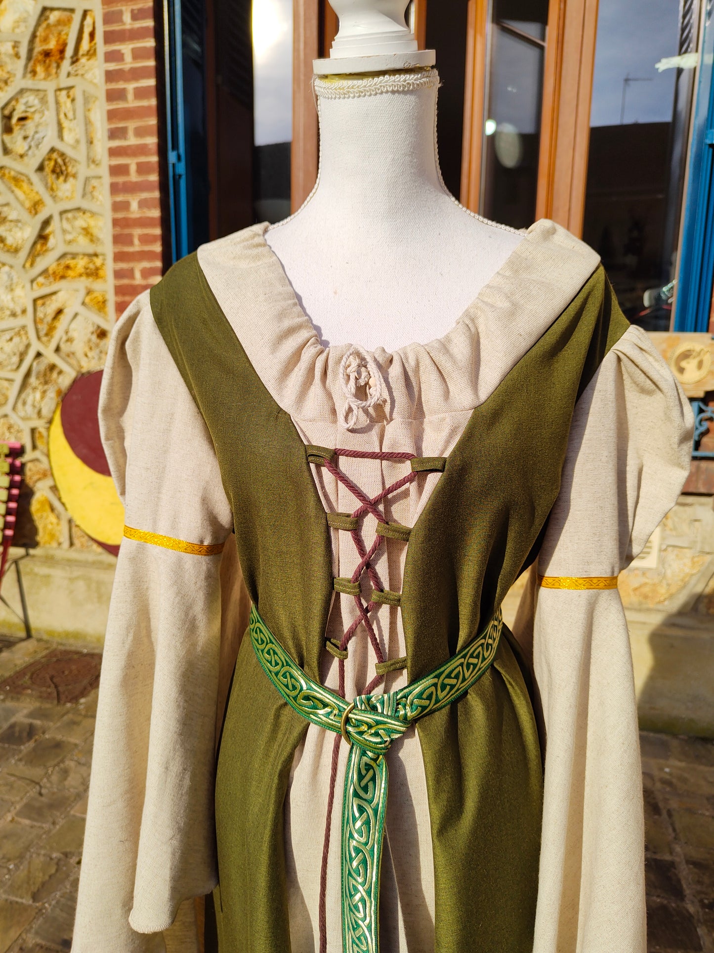 Robe médiévale vert kaki avec fausse fourrure amovible