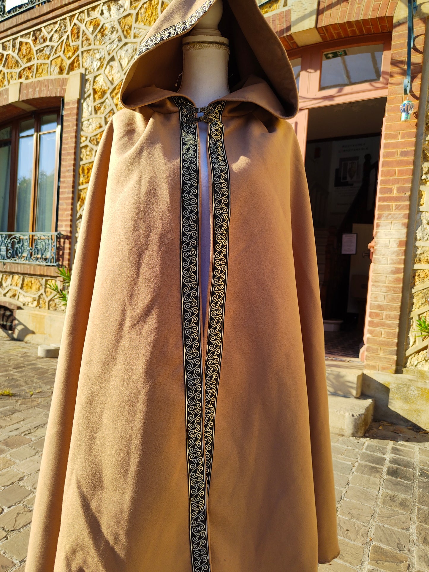 Cape médiévale mixte en lainage beige avec galon triskel