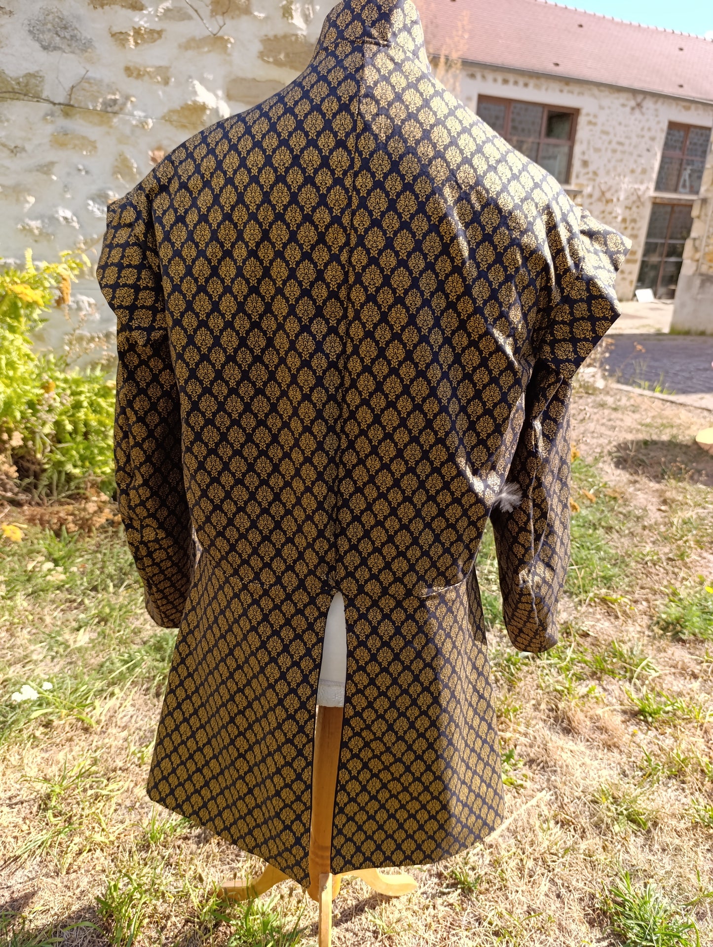 Veste medievale noire et dorée