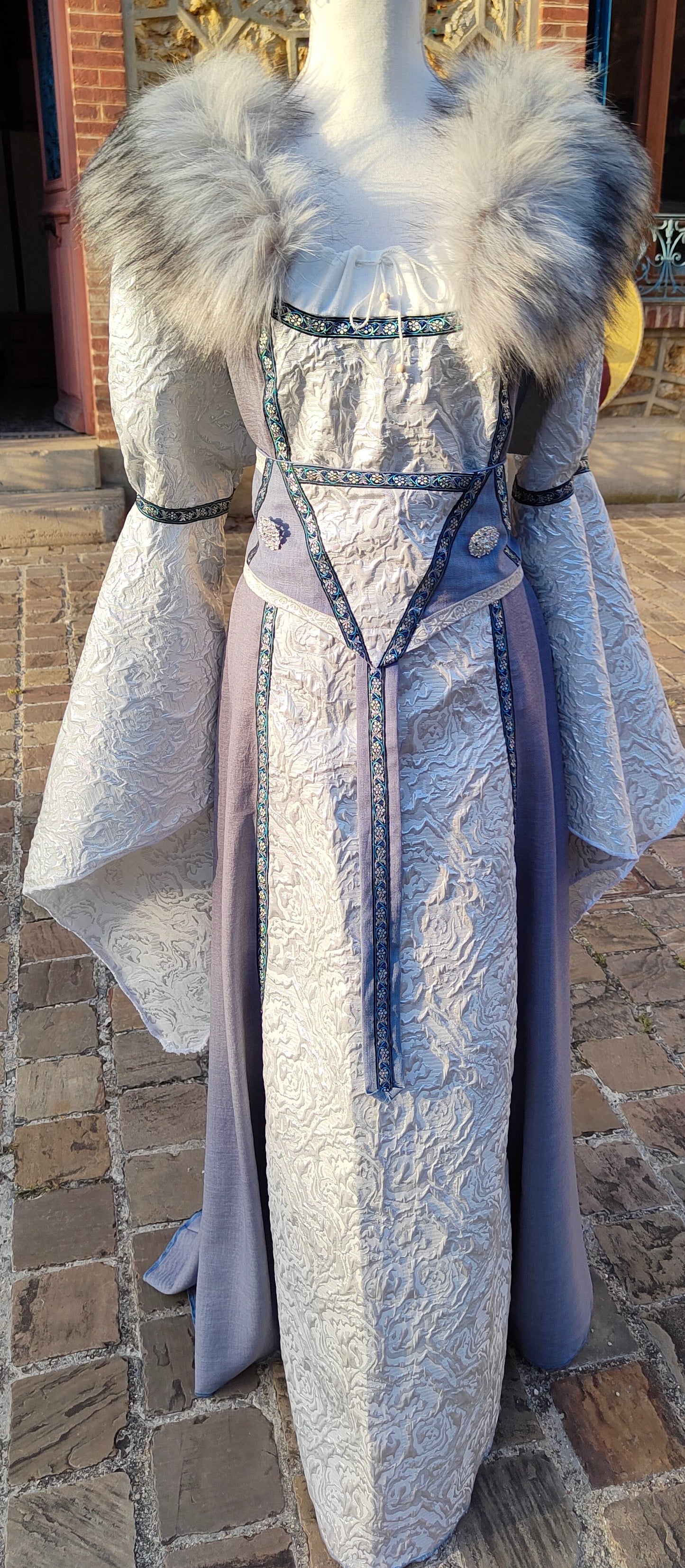 Robe médiévale ou Renaissance en jacquard argent et coton léger bleu gris.
