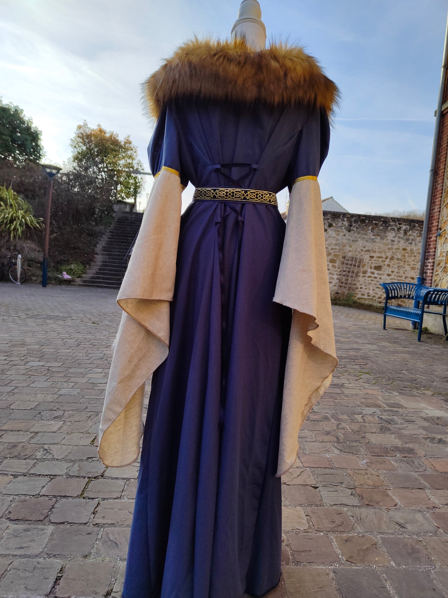 Robe celtique ou médiévale en lin bleu et coton avec fausse fourrure amovible et ceinture.