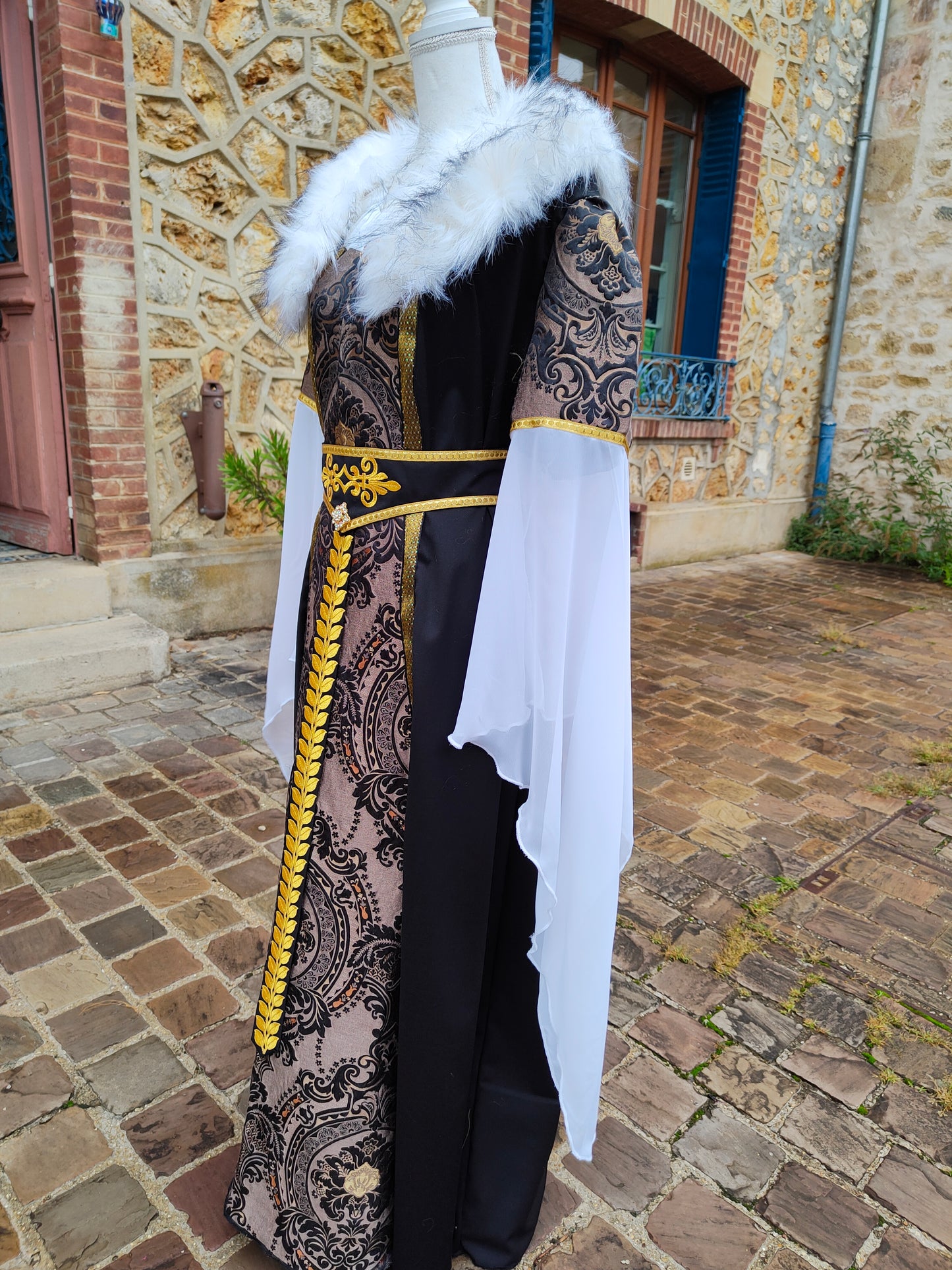 Robe Renaissance ou médiéval tardif pour femme, noire et dorée avec fausse fourrure blanche amovible et ceinture.