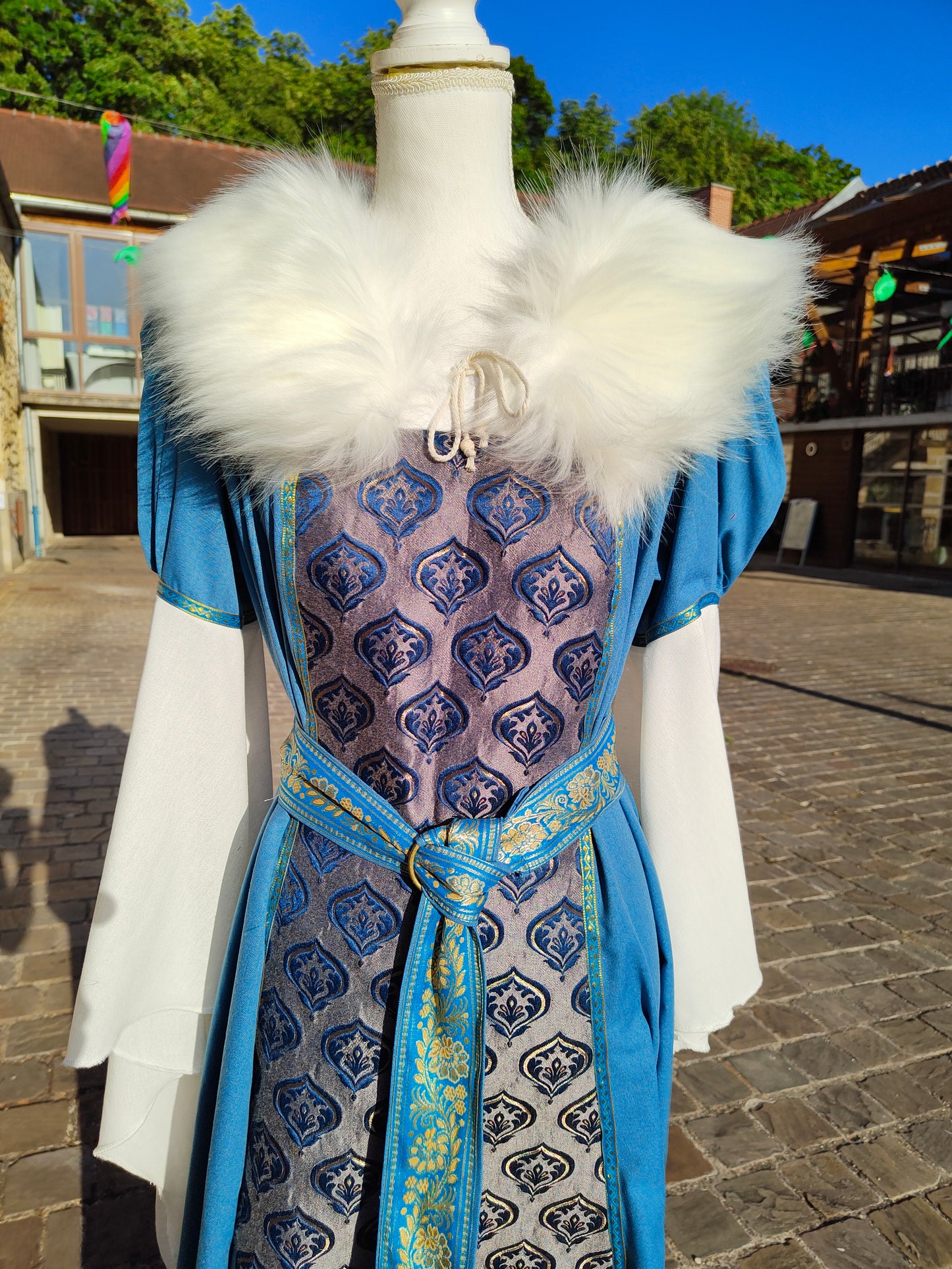 Robe Renaissance ou médiévale pour femme avec fausse fourrure amovible, jacquard à motifs bleus.