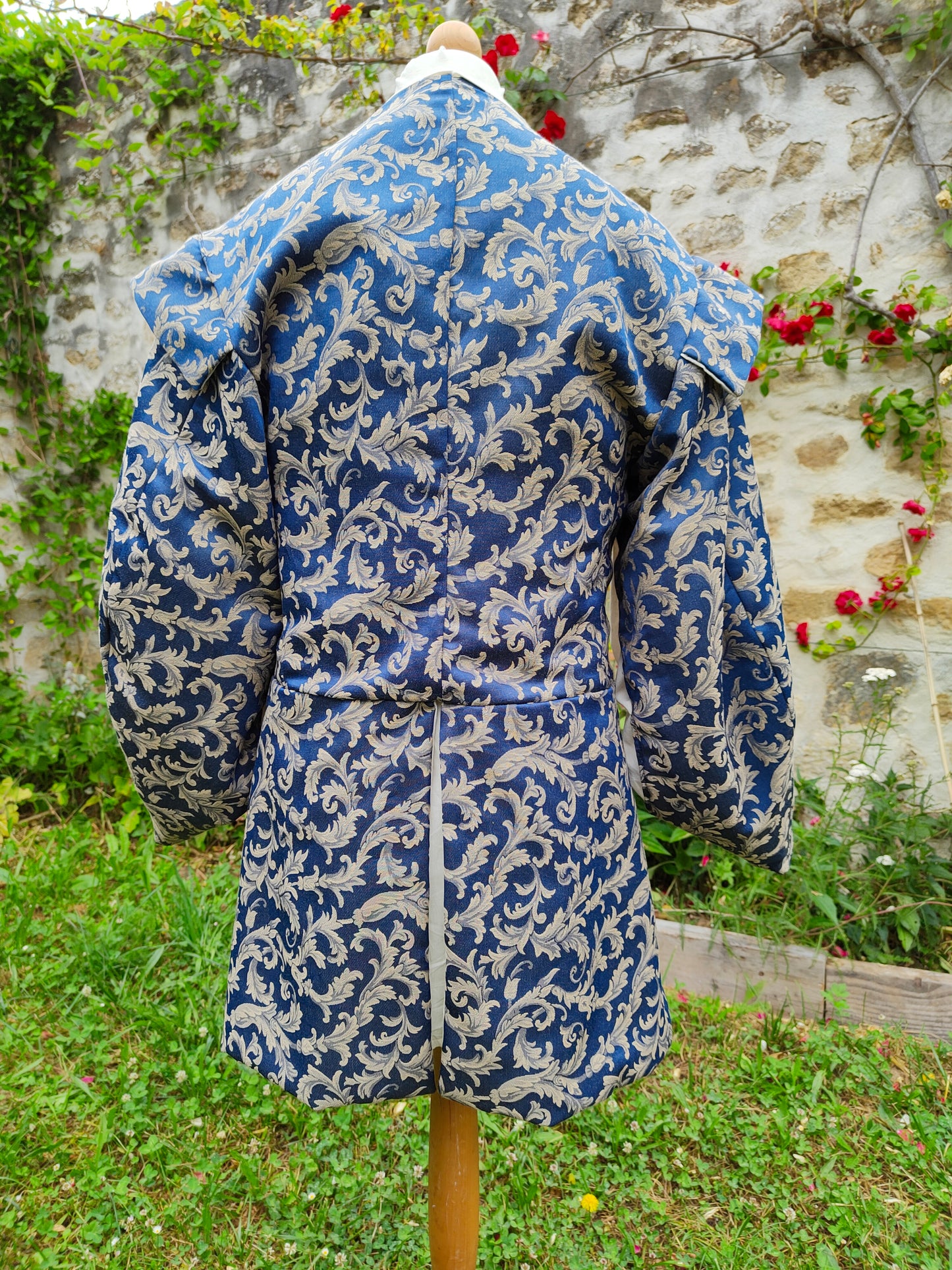 Veste XV/XVI ème siècles avec manches à crevées, en jacquard.