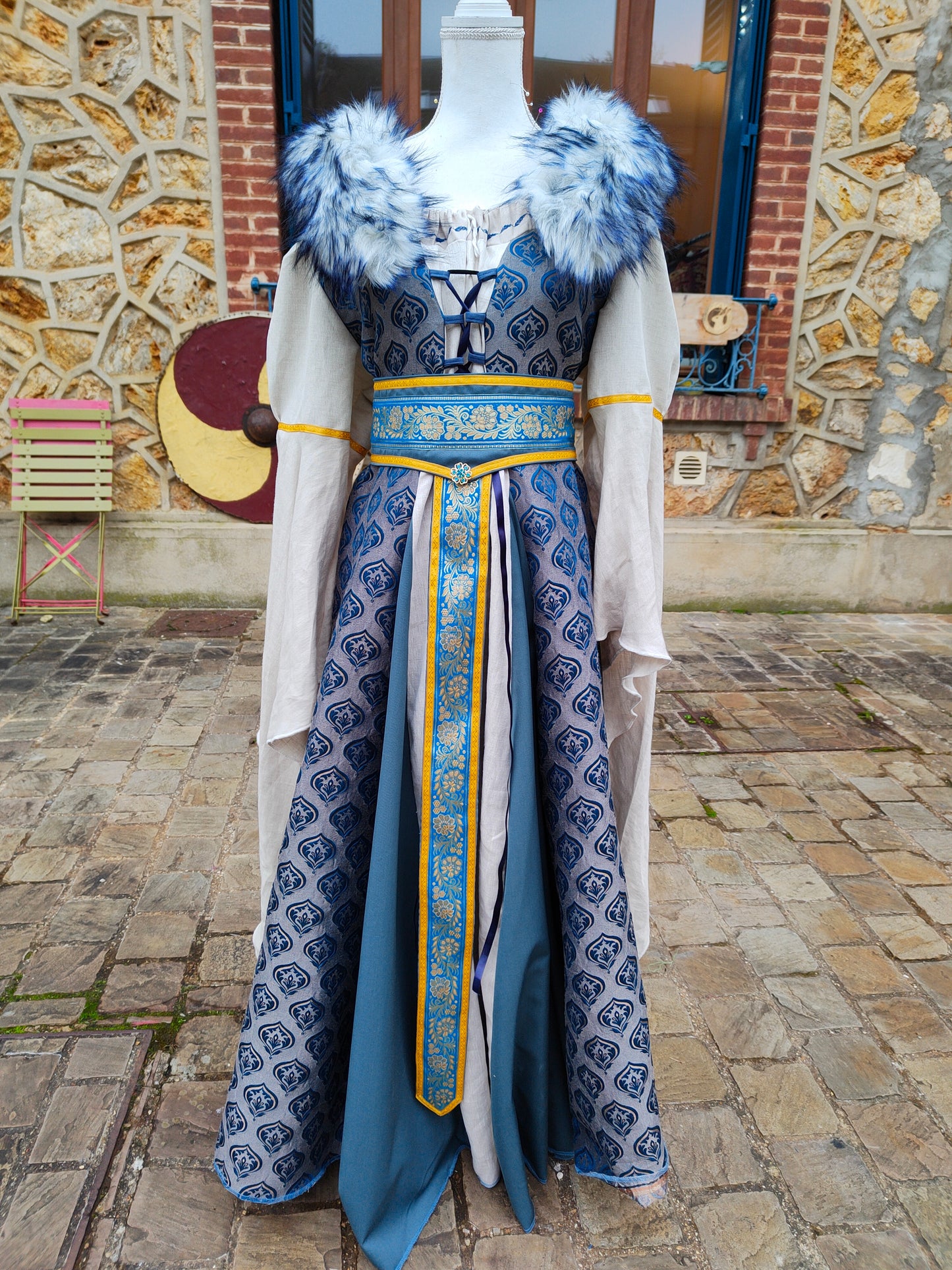 Robe Renaissance ou médiévale en lin et Jacquard, bleu et doré avec fausse-fourrure amovible et grandes manches, jolie ceinture fournie.