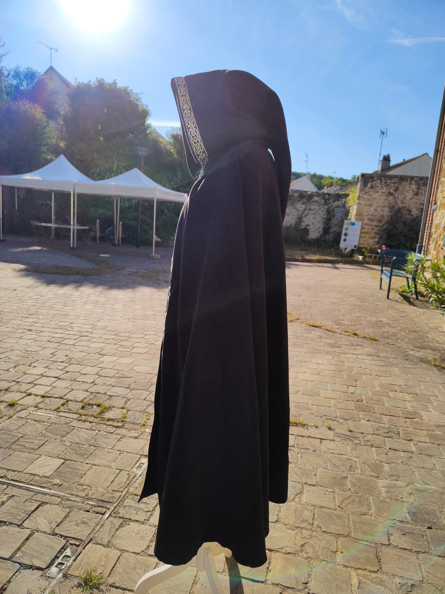 Cape médiévale ou viking noire à capuche en lainage noir, avec beau galon argenté et superbe fermoir